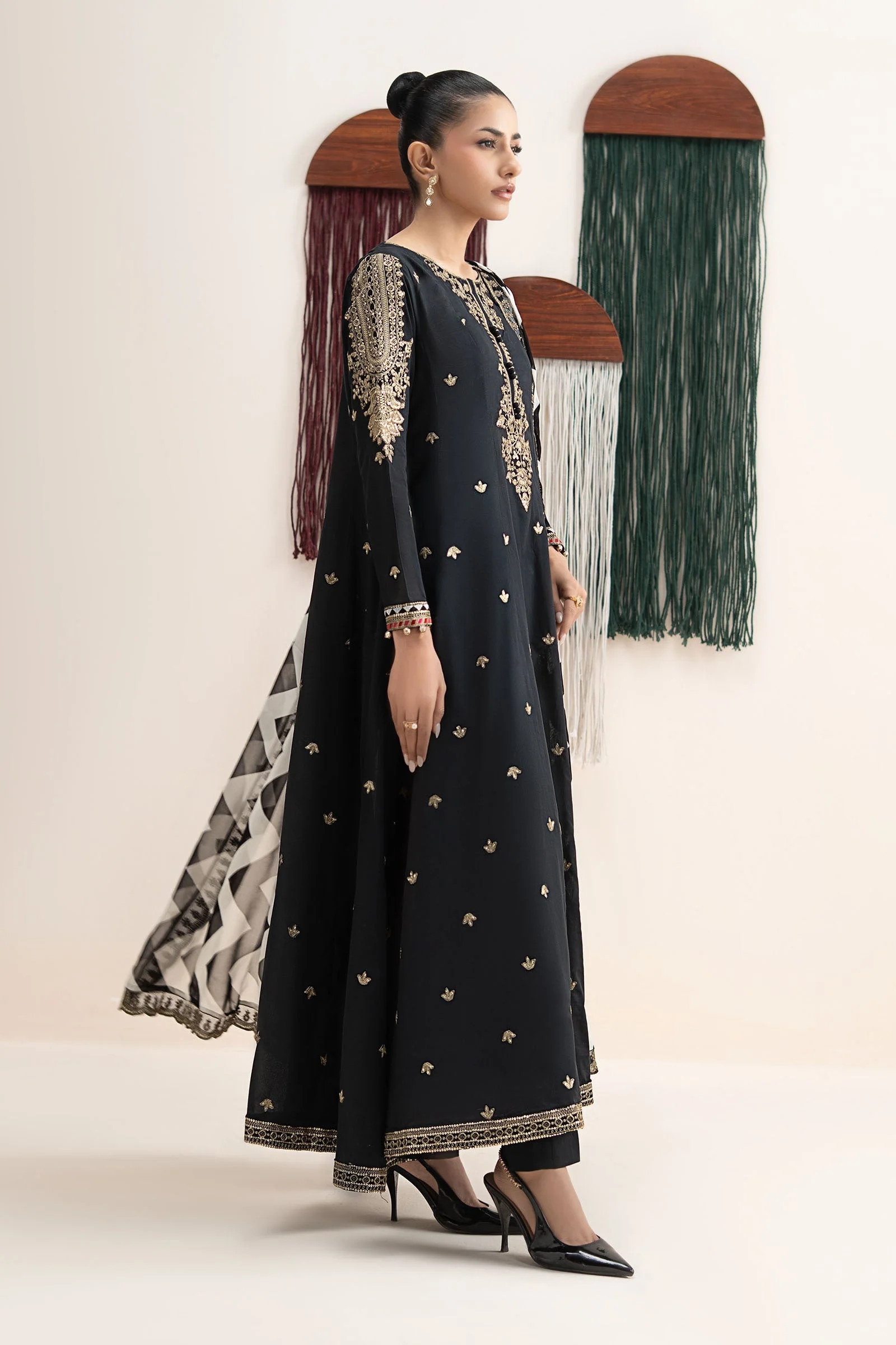 3 Piece Embroidered Lawn Suit - Image 7