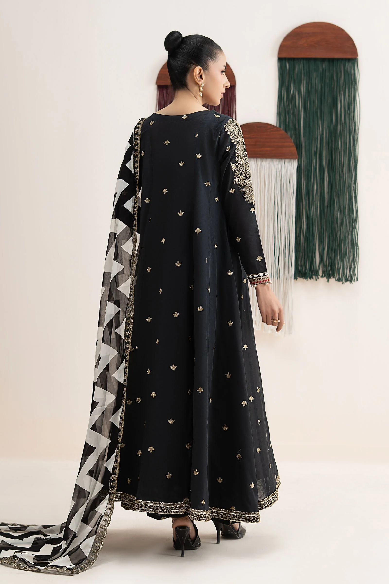 3 Piece Embroidered Lawn Suit - Image 8
