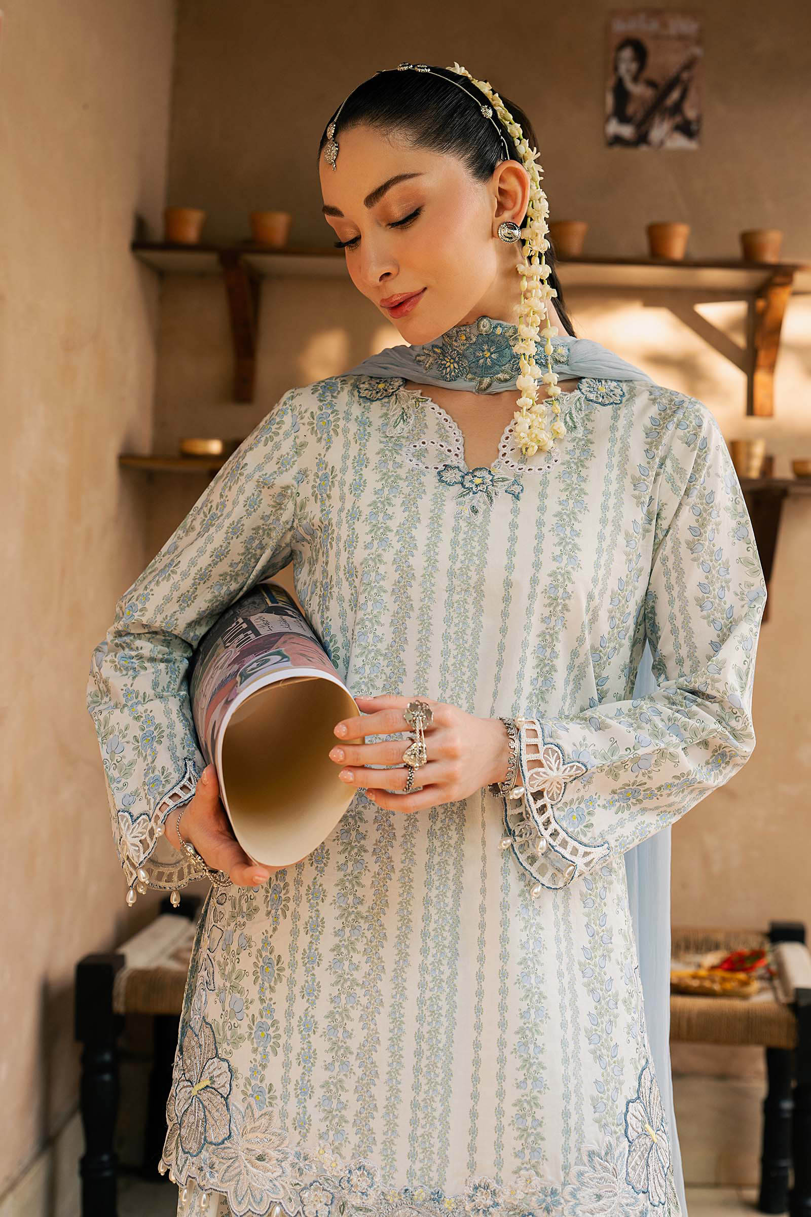 3 Piece Embroidered Lawn Suit - Image 4