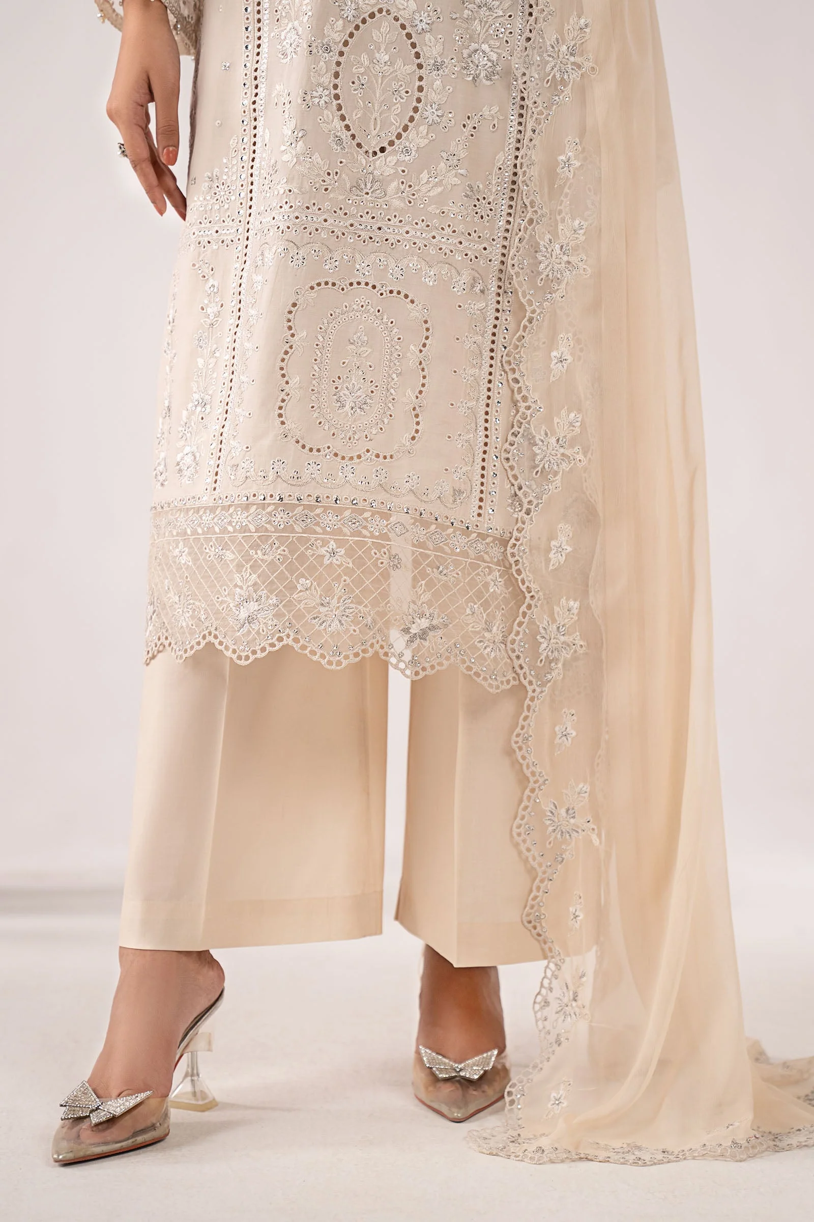 3 Piece Embroidered Lawn Suit - Image 4