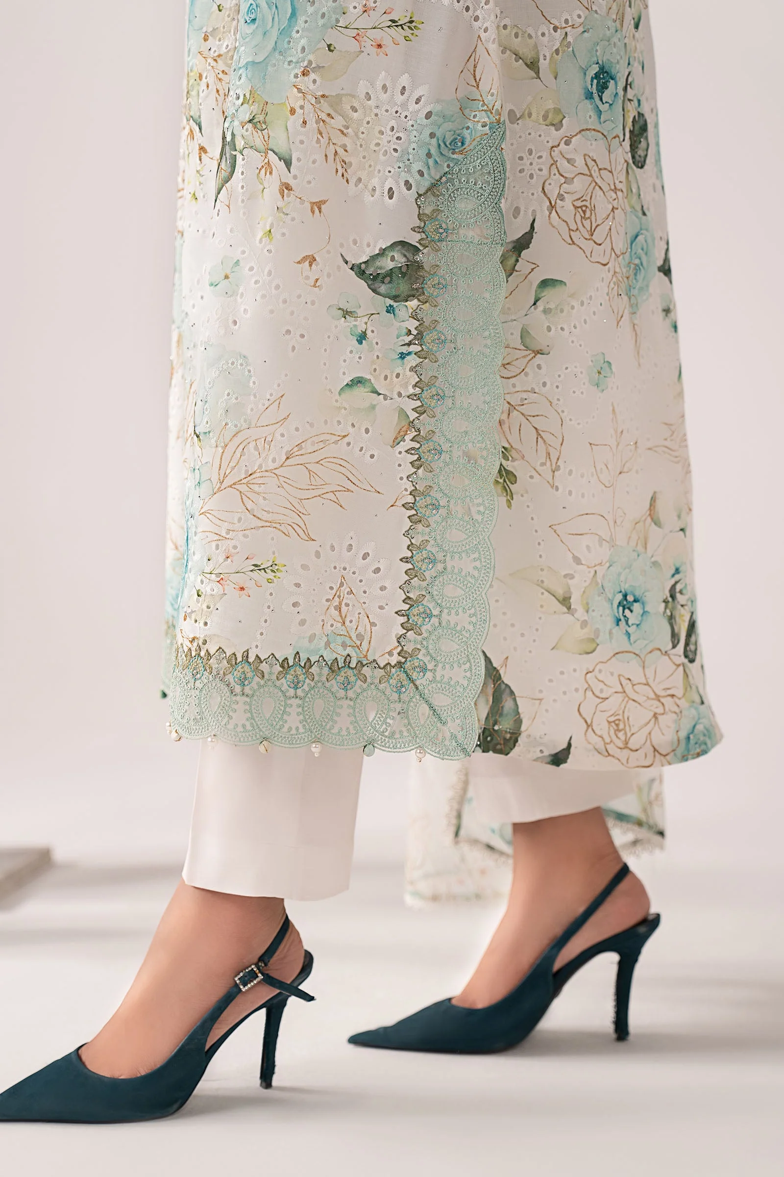 3 Piece Embroidered Lawn Suit - Image 7