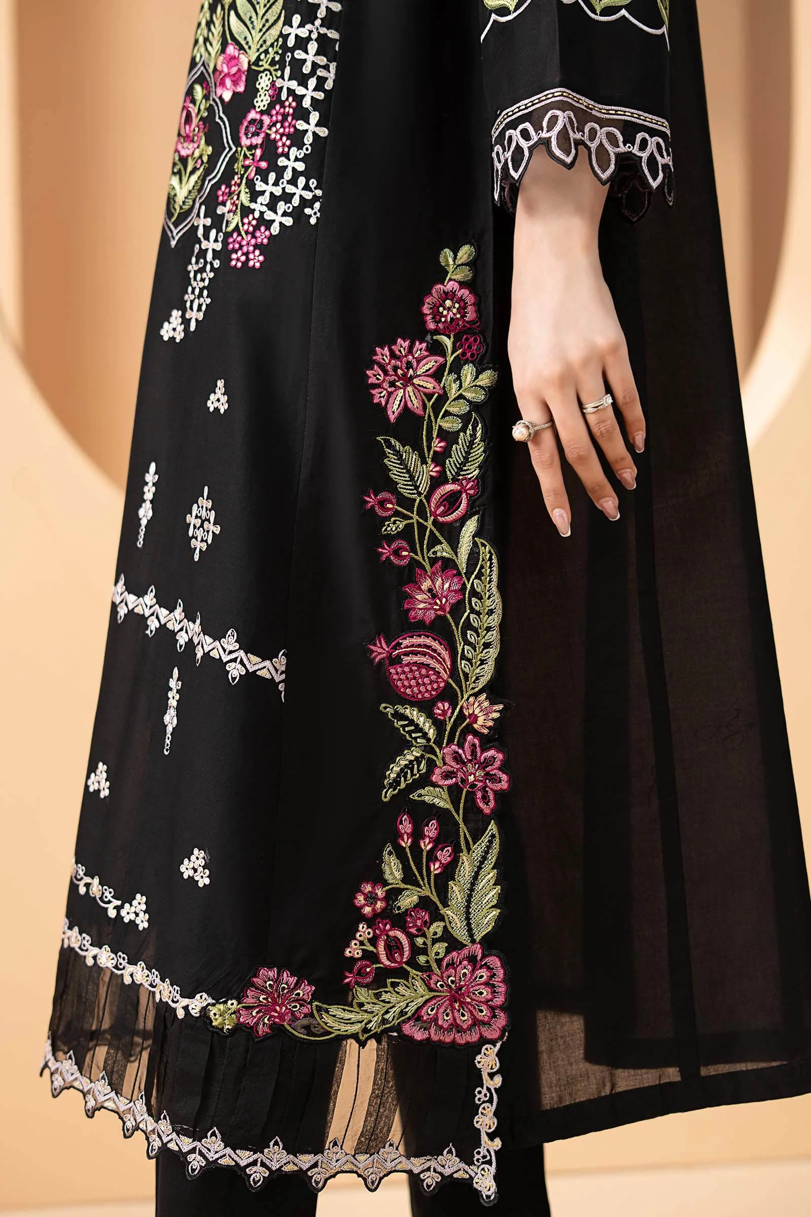 3 Piece Embroidered Lawn Suit - Image 4