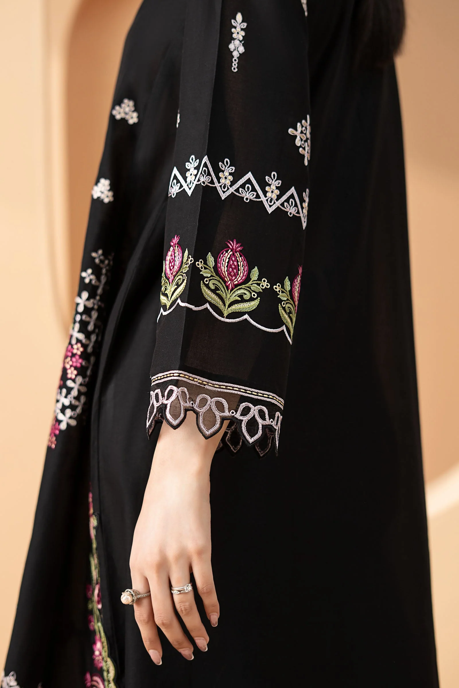 3 Piece Embroidered Lawn Suit - Image 5