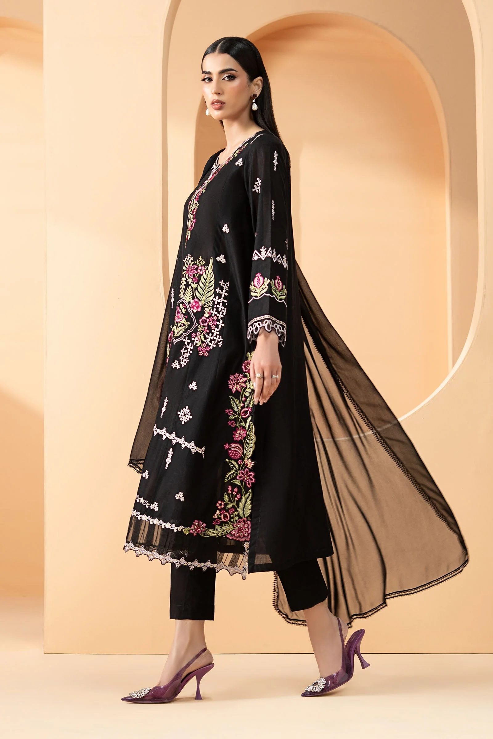 3 Piece Embroidered Lawn Suit - Image 7