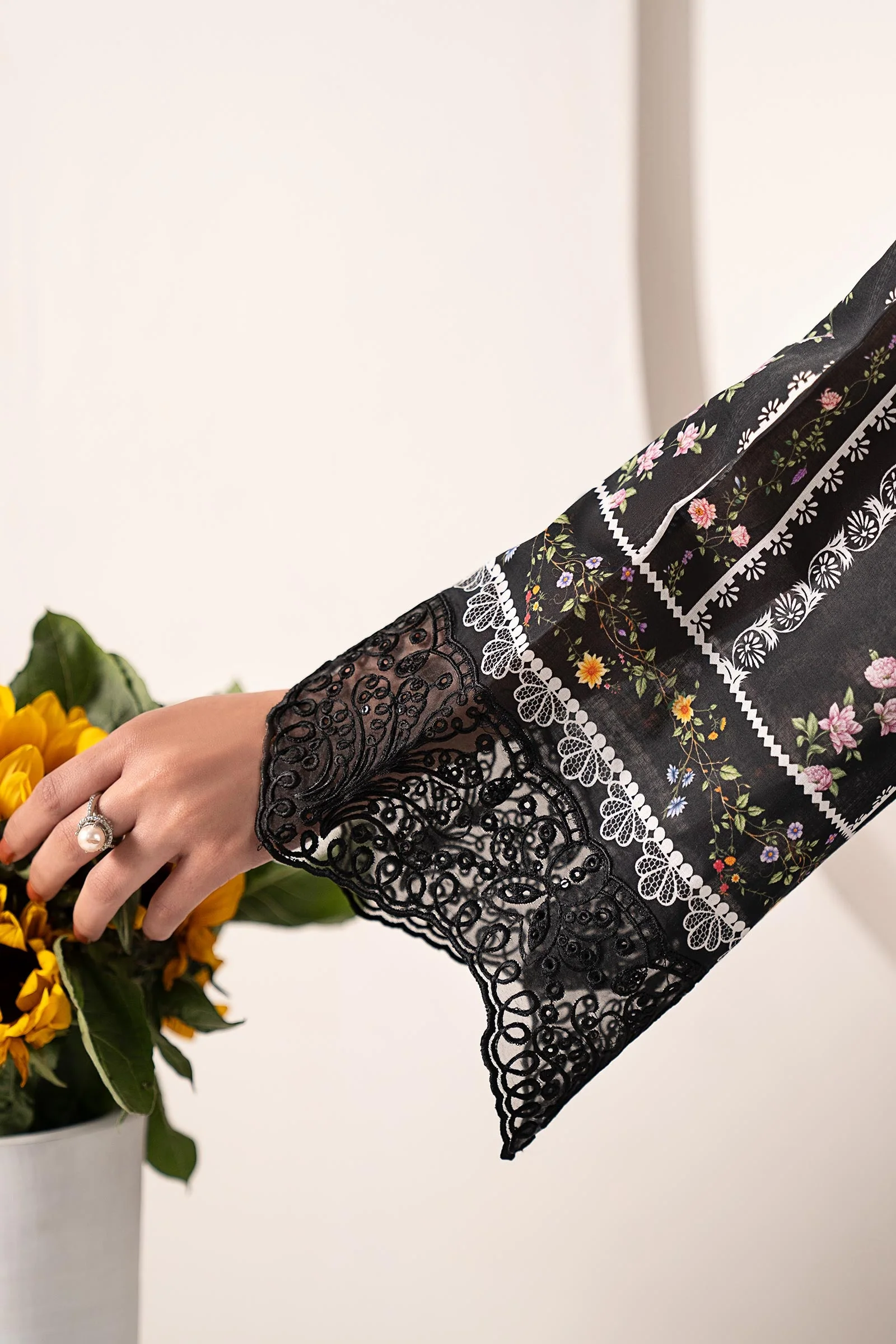 3 Piece Embroidered Lawn Suit - Image 5