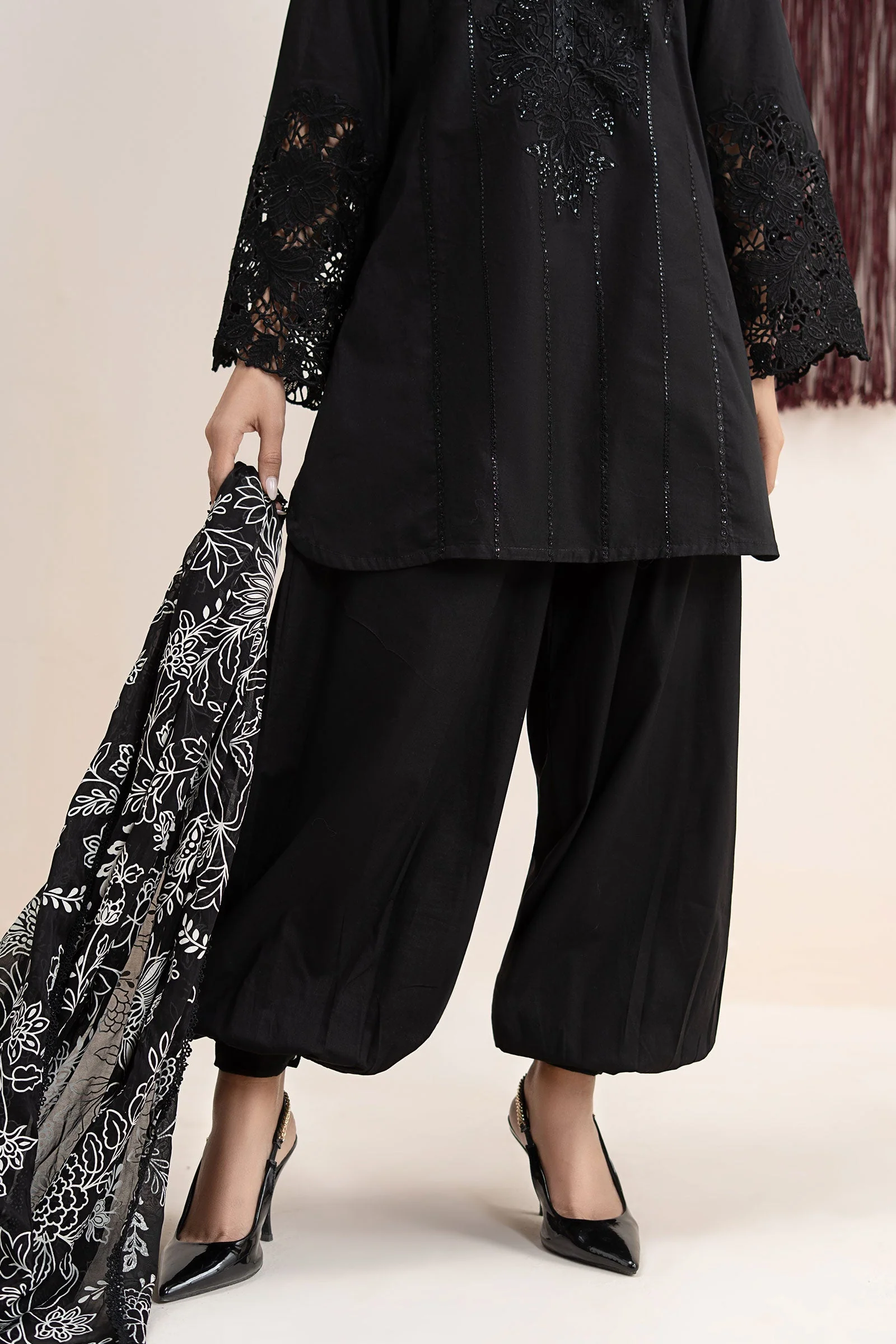 3 Piece Embroidered Lawn Suit - Image 8