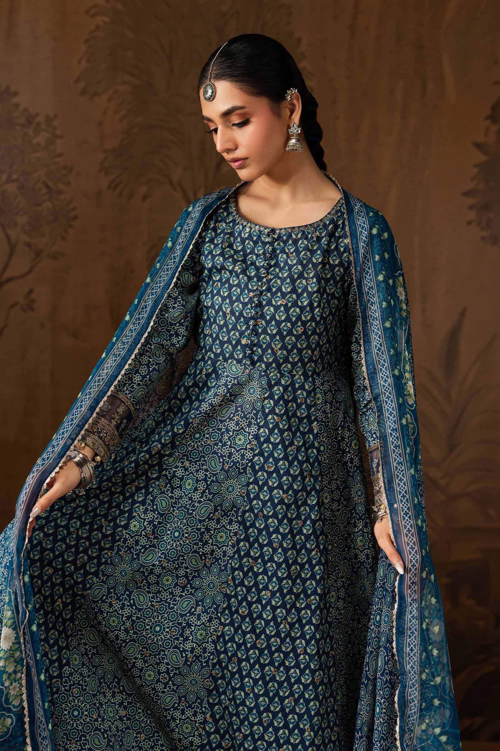 3 Piece Embroidered Lawn Suit - Image 2