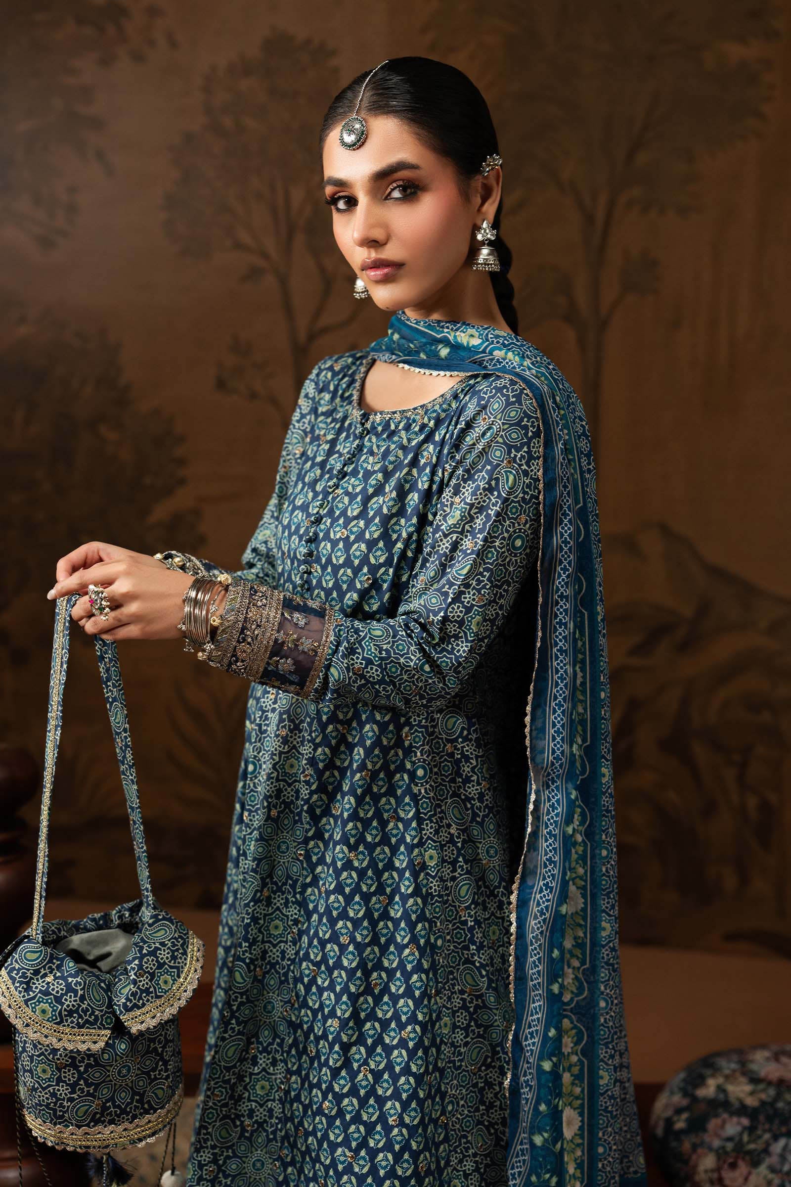 3 Piece Embroidered Lawn Suit - Image 4