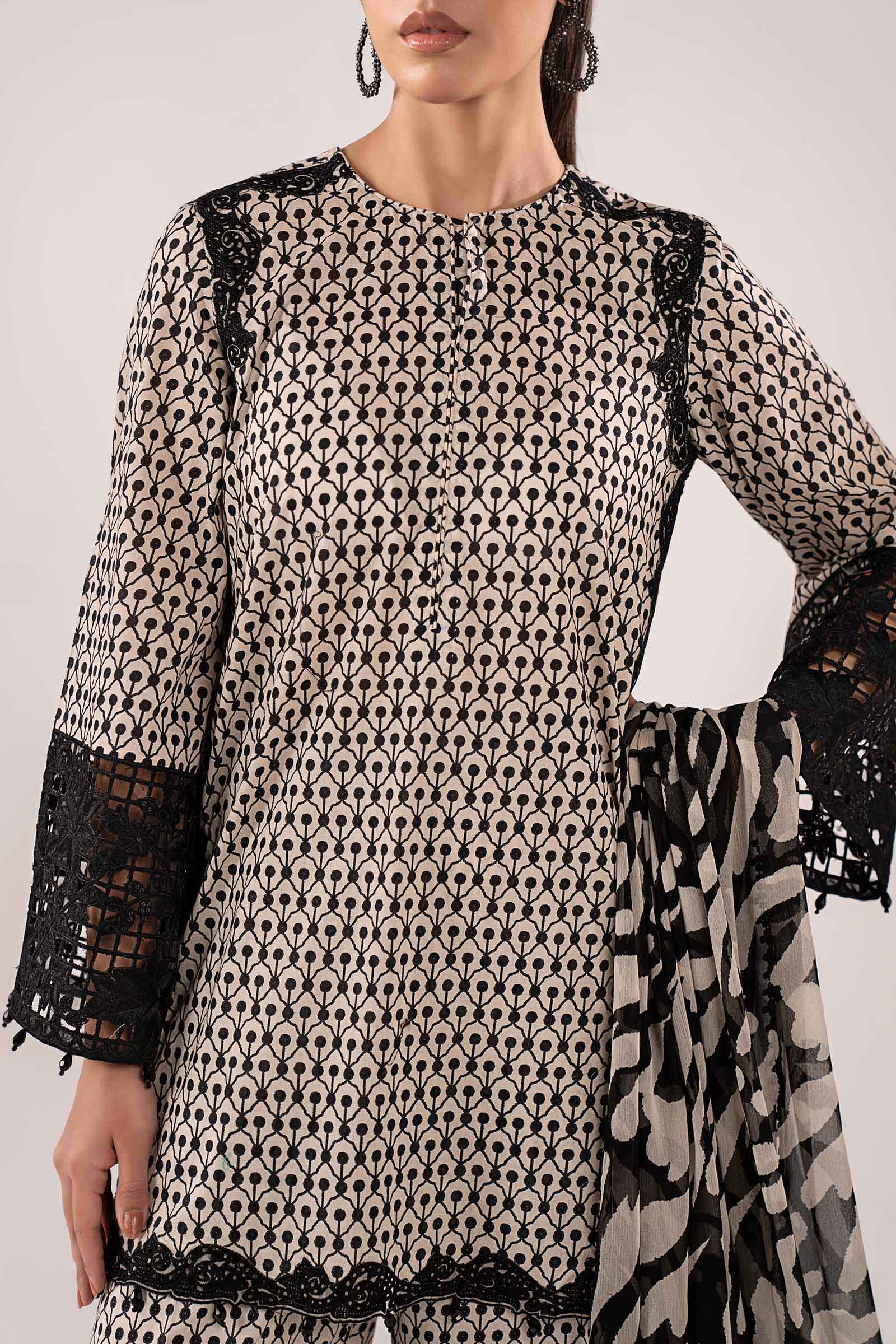 3 Piece Embroidered Lawn Suit - Image 4