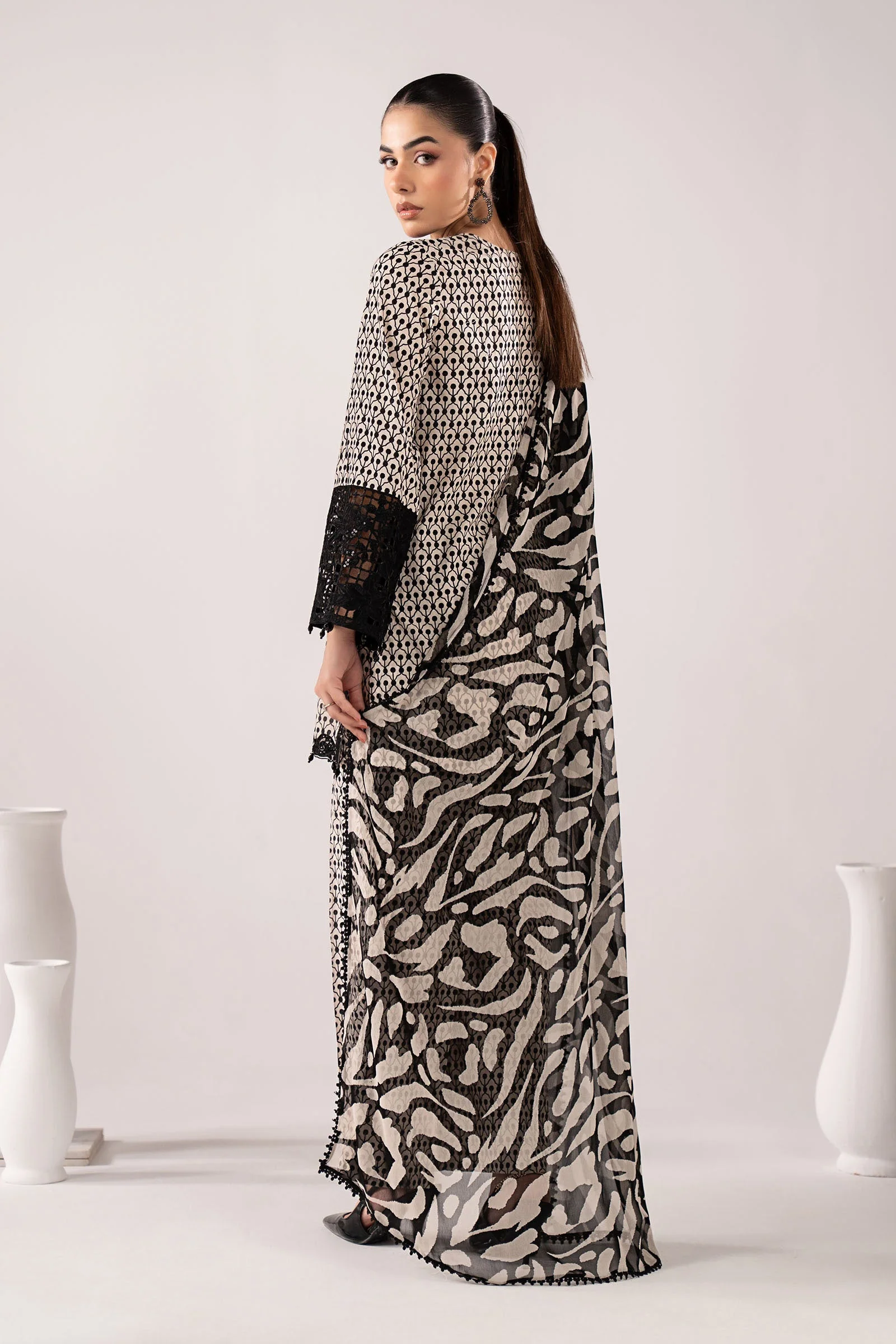 3 Piece Embroidered Lawn Suit - Image 9