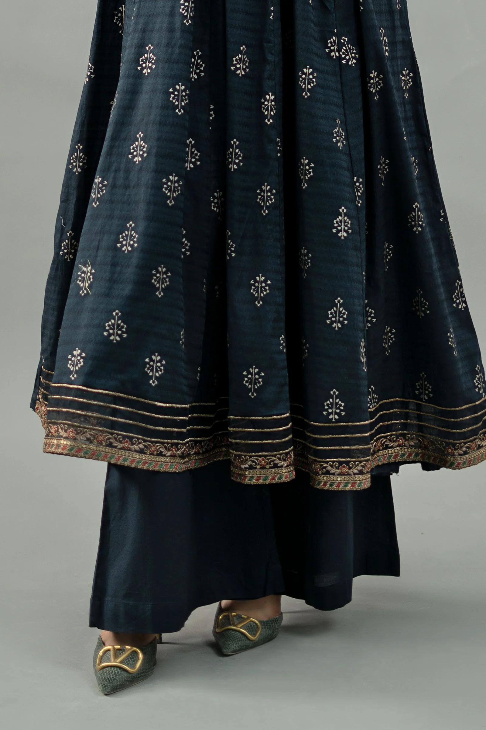 3 Piece Embroidered Suit - Image 4