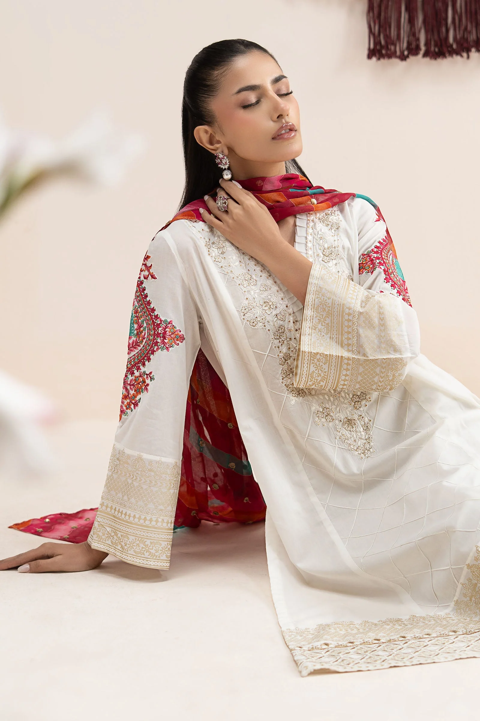 3 Piece Embroidered Lawn Suit - Image 3