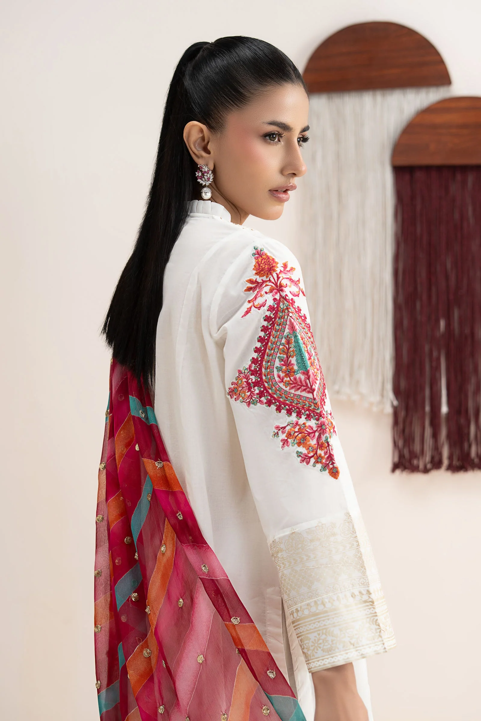 3 Piece Embroidered Lawn Suit - Image 9