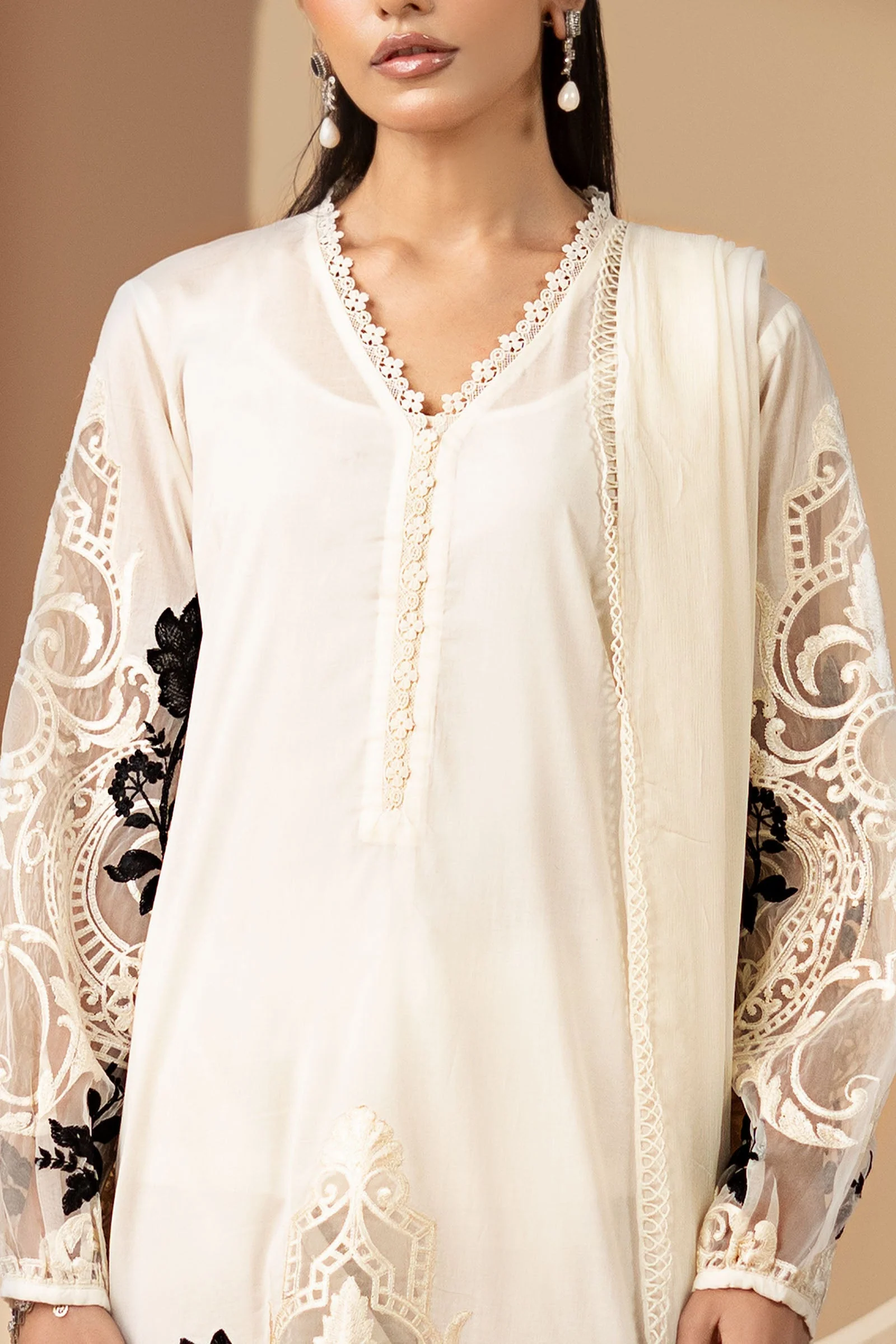 3 Piece Embroidered Lawn Suit - Image 3