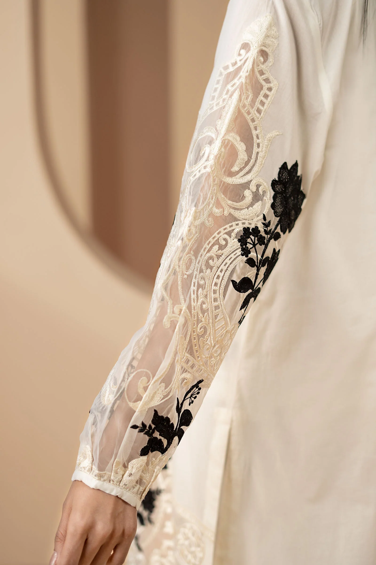 3 Piece Embroidered Lawn Suit - Image 4