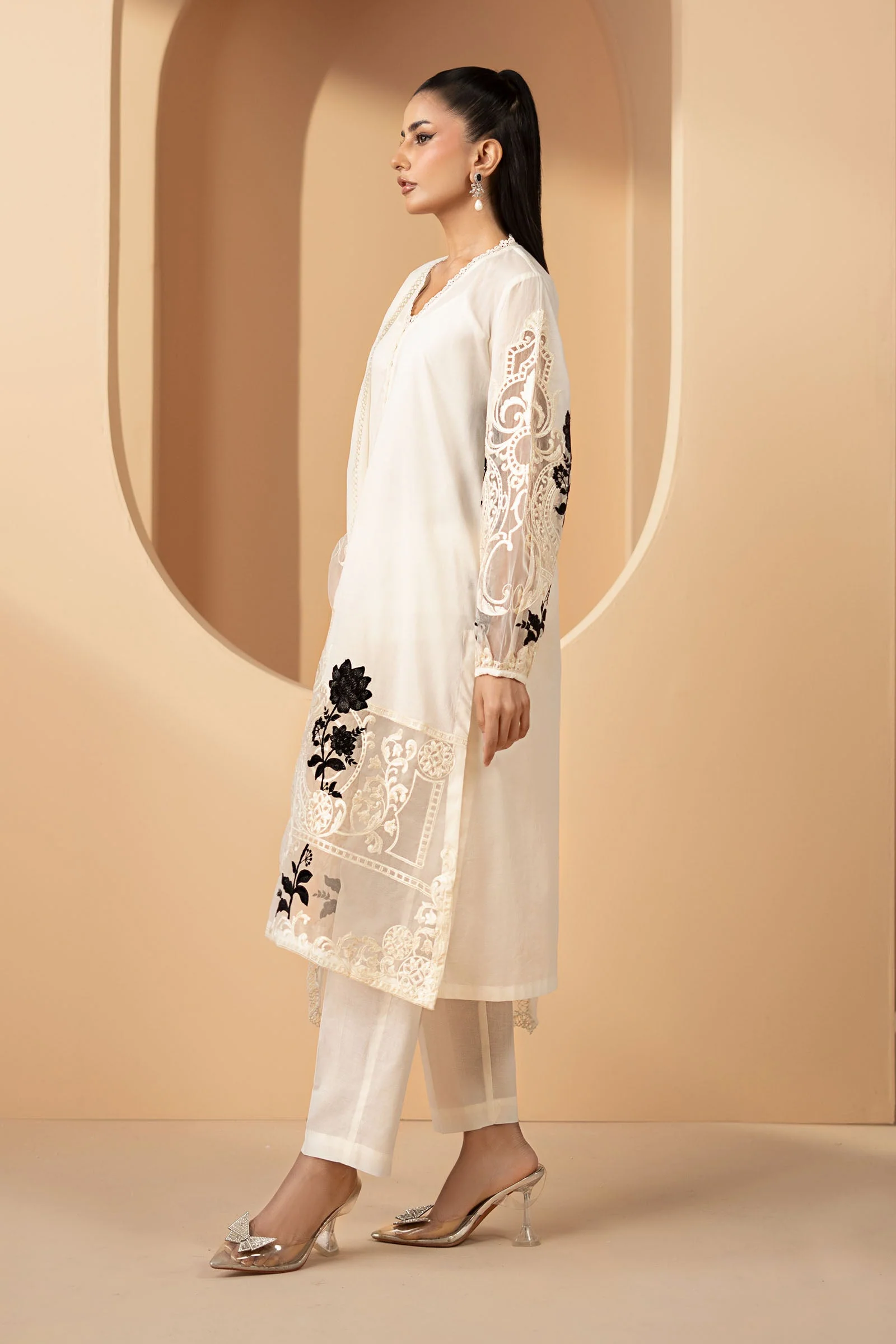 3 Piece Embroidered Lawn Suit - Image 6