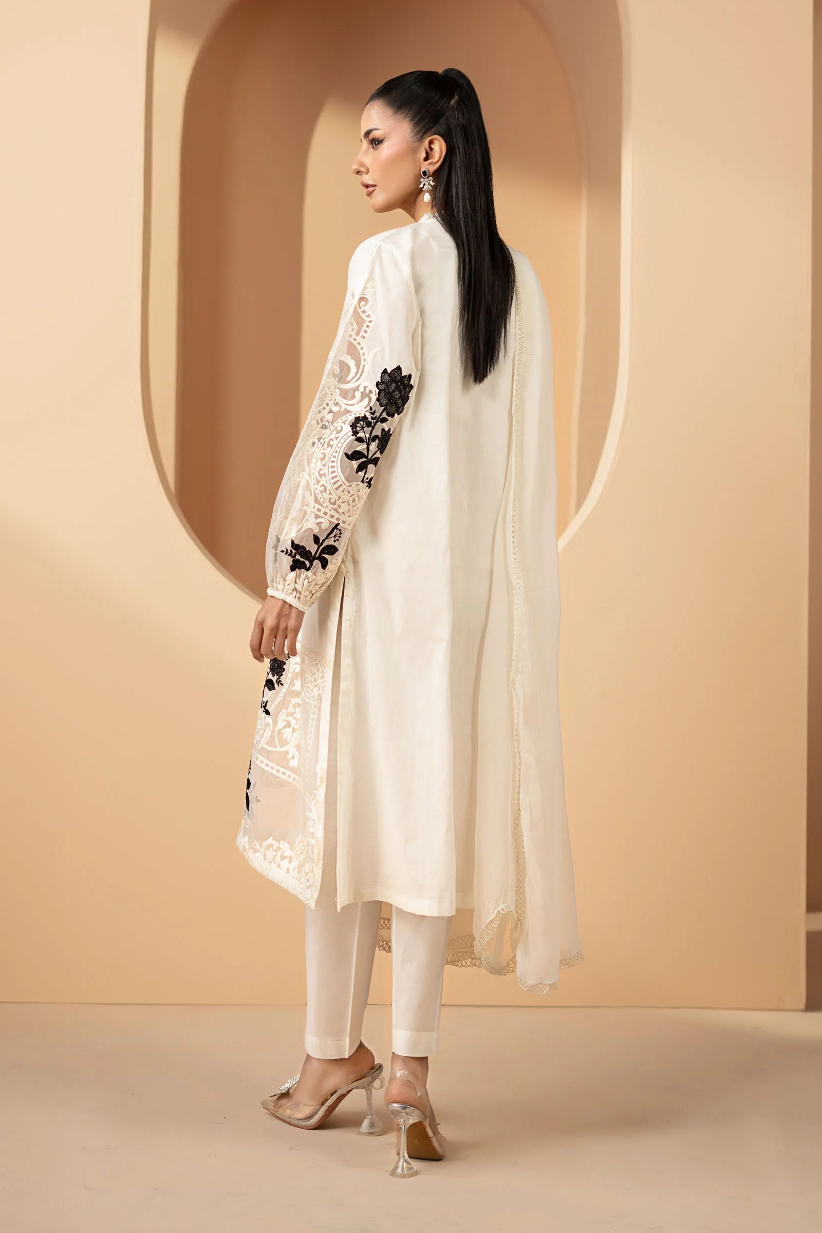 3 Piece Embroidered Lawn Suit - Image 7