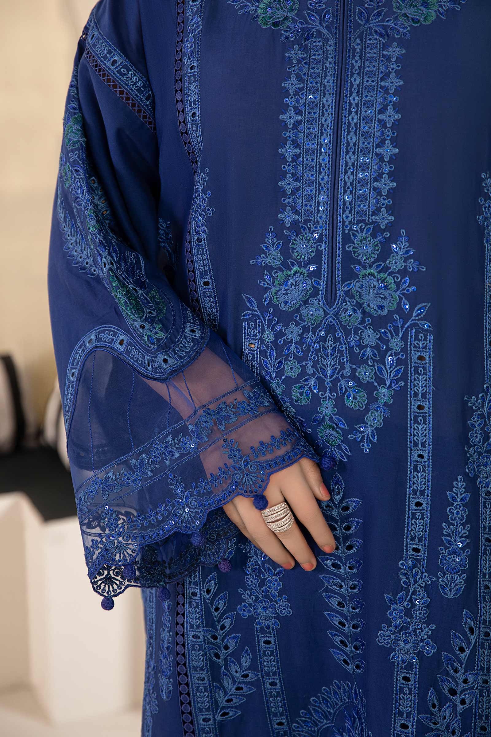 3 Piece Embroidered Lawn Suit - Image 4
