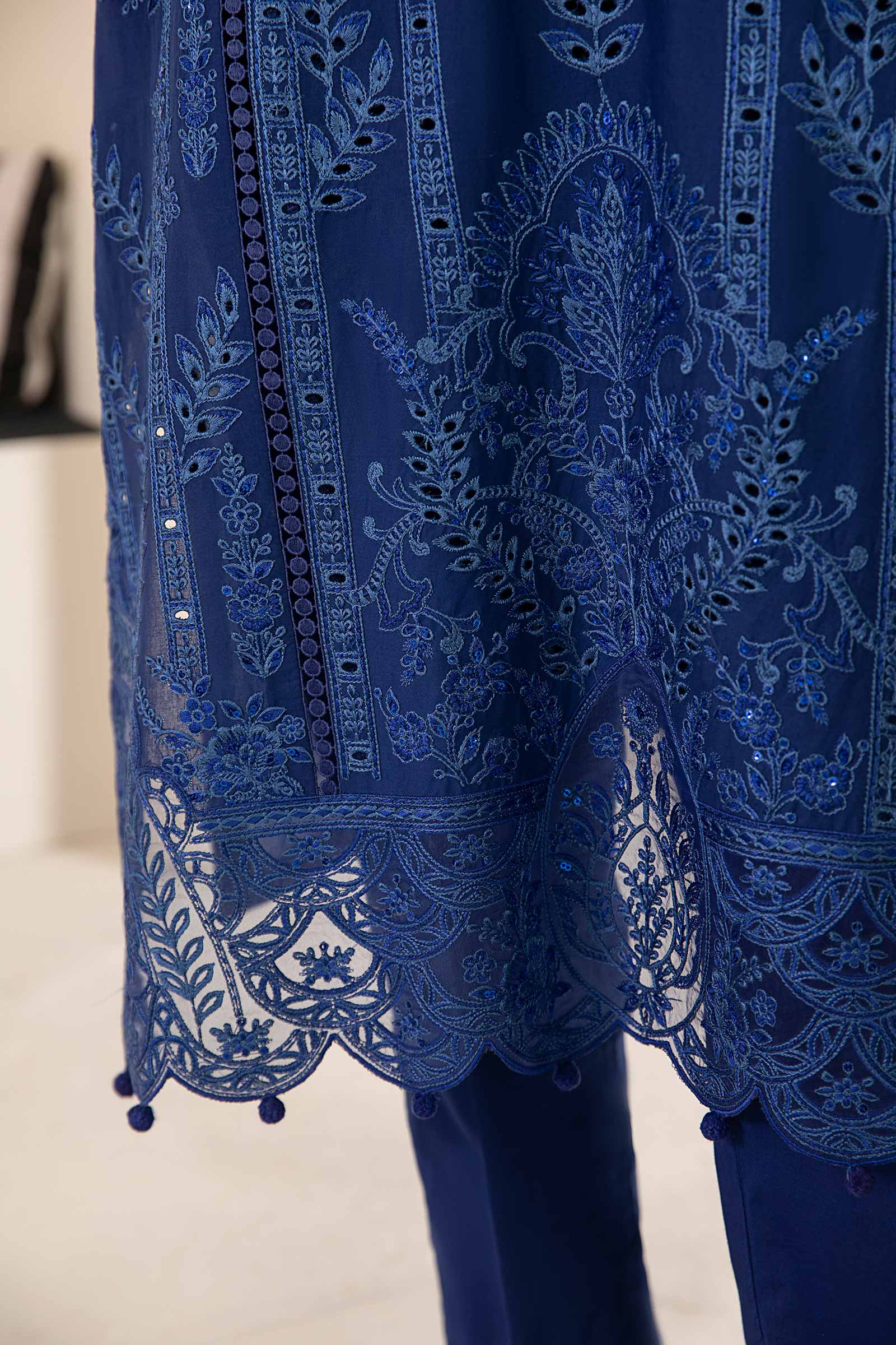 3 Piece Embroidered Lawn Suit - Image 5