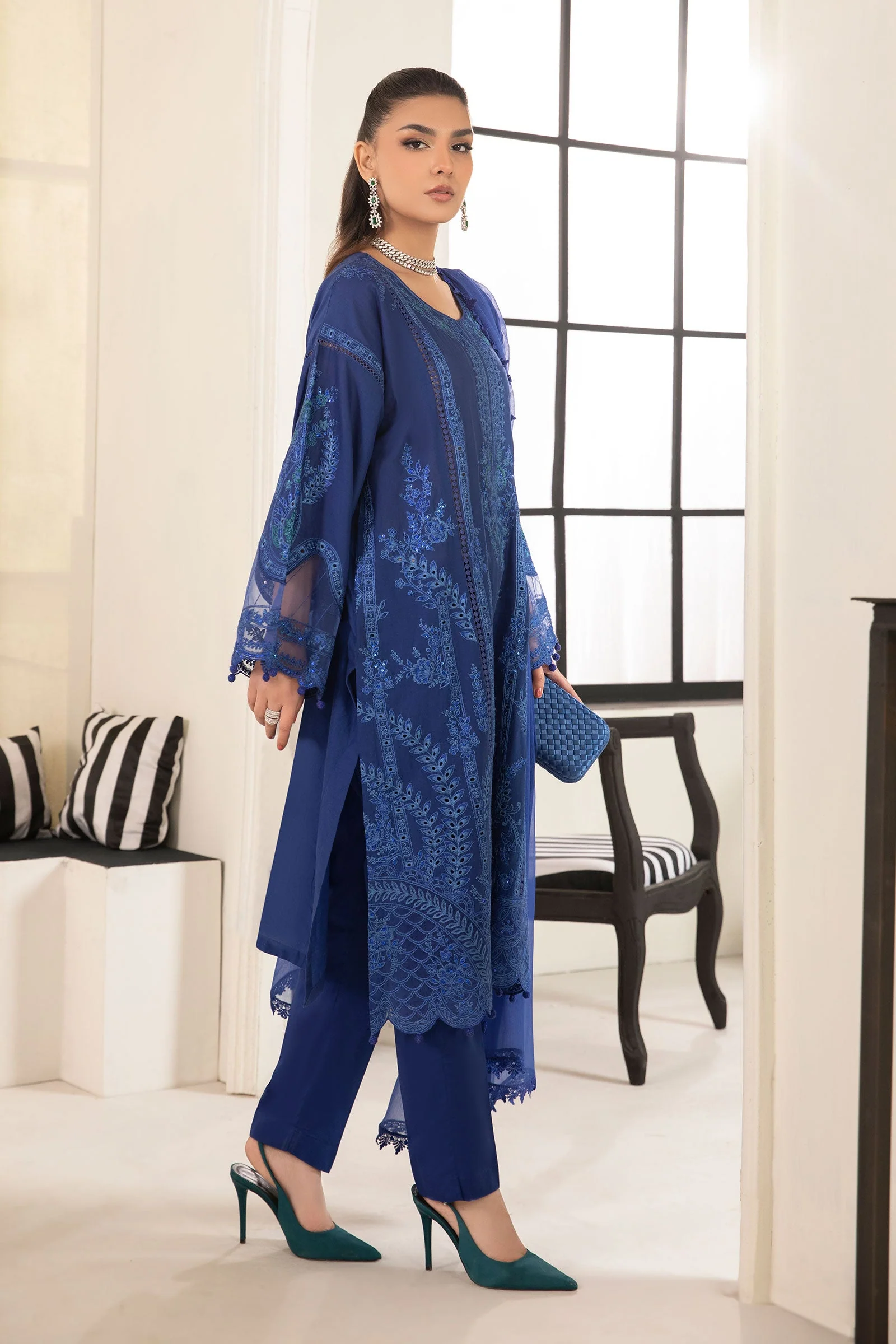 3 Piece Embroidered Lawn Suit - Image 6