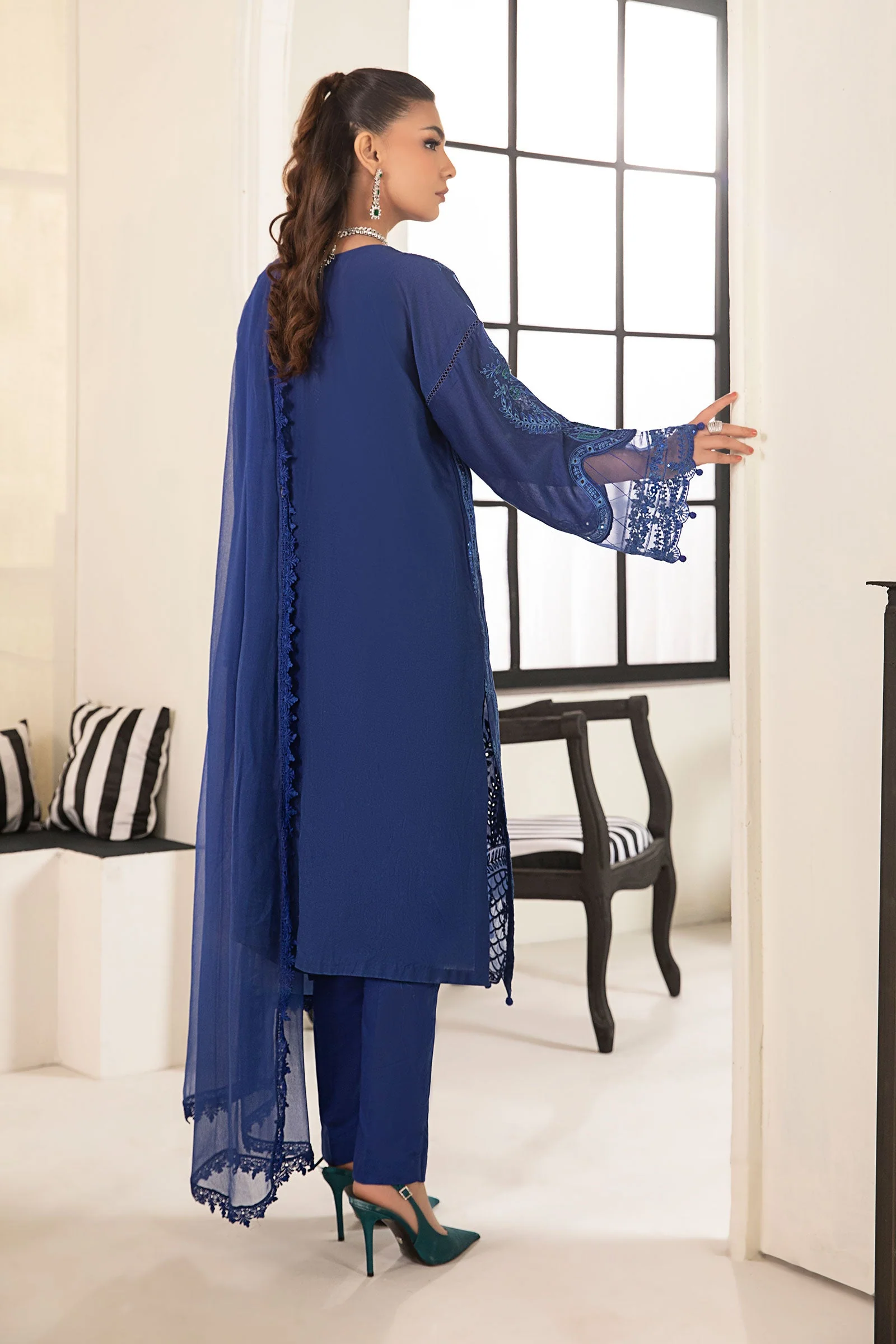 3 Piece Embroidered Lawn Suit - Image 7