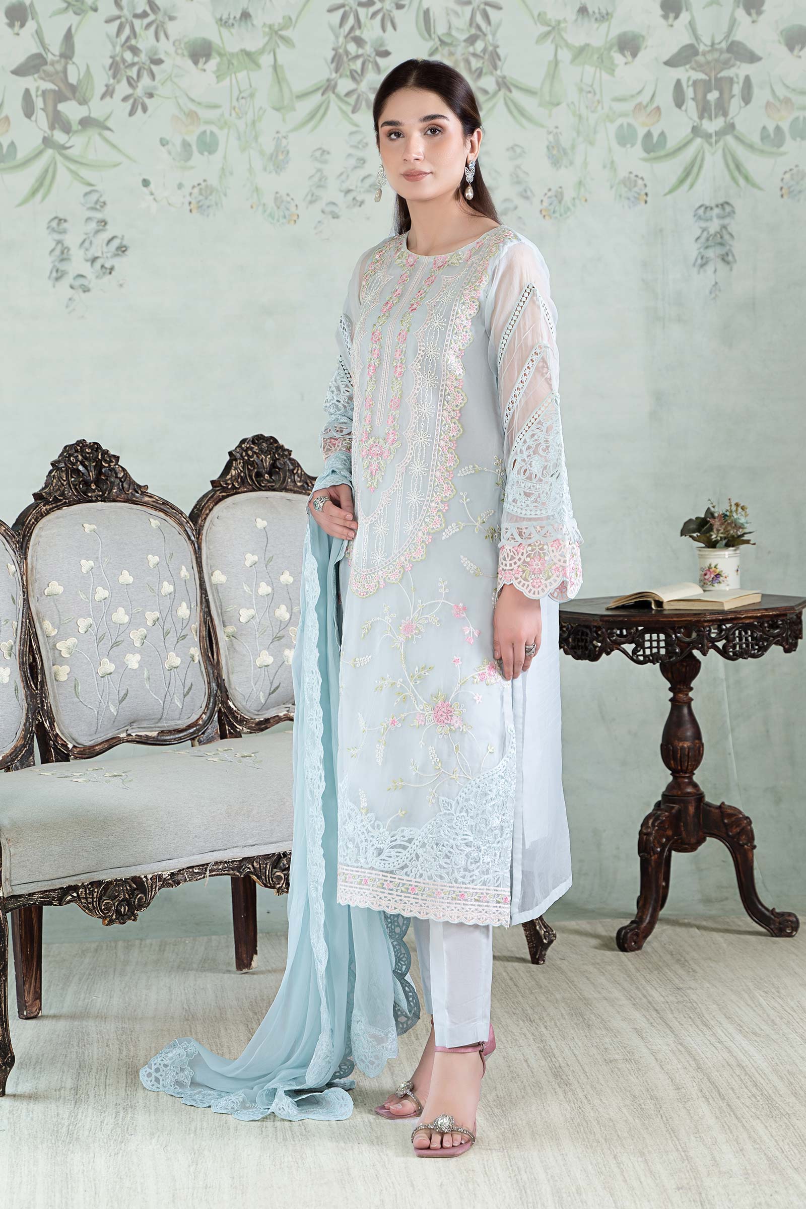 3 Piece Embroidered Lawn Suit - Image 5