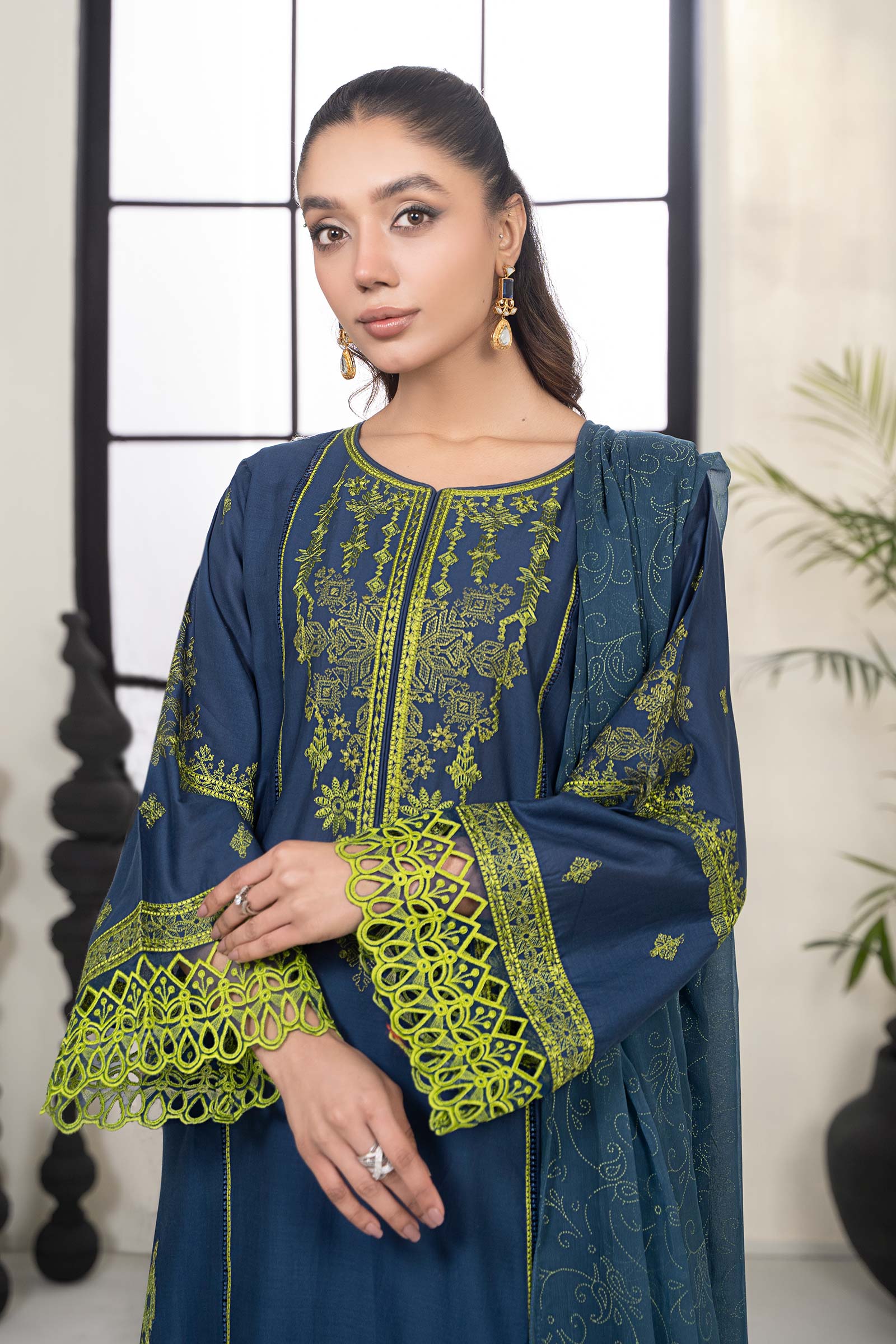 3 Piece Embroidered Lawn Suit - Image 2
