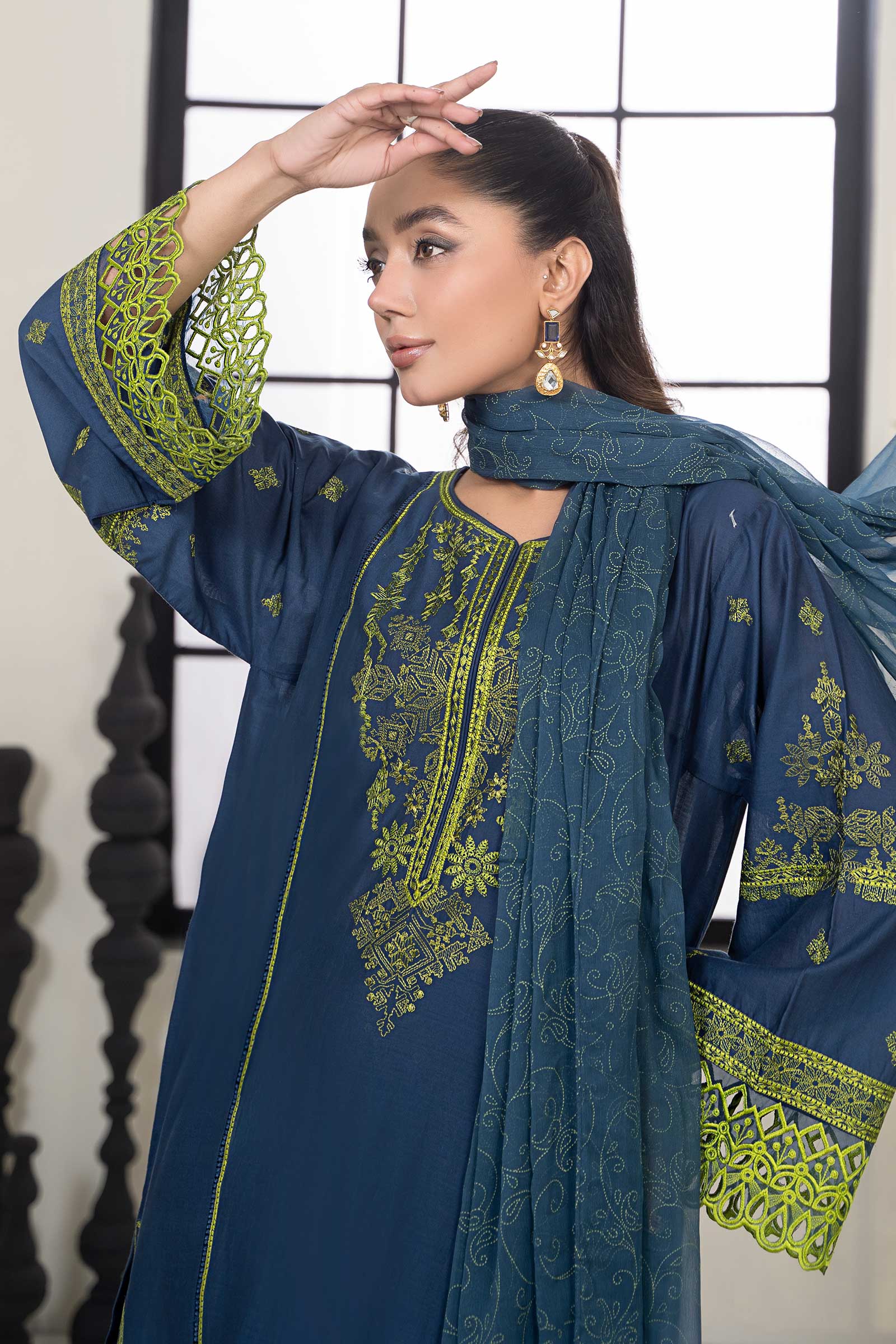 3 Piece Embroidered Lawn Suit - Image 3