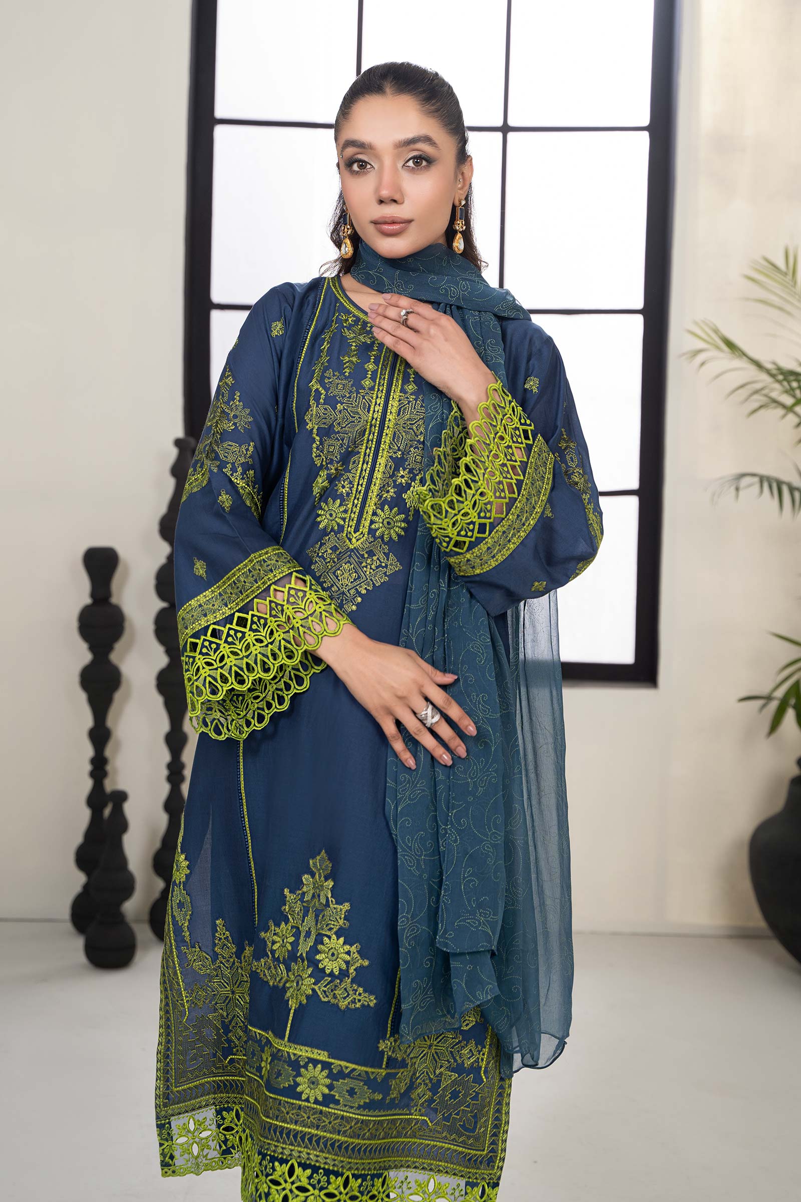 3 Piece Embroidered Lawn Suit - Image 4