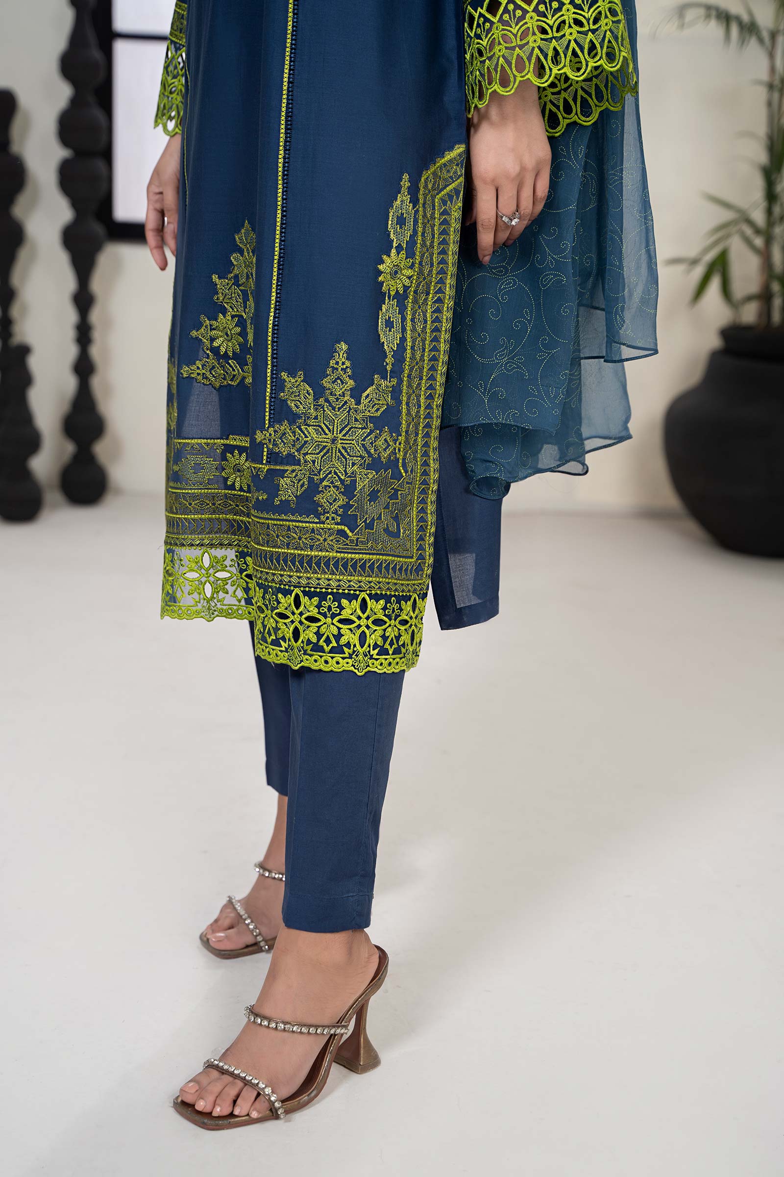3 Piece Embroidered Lawn Suit - Image 5