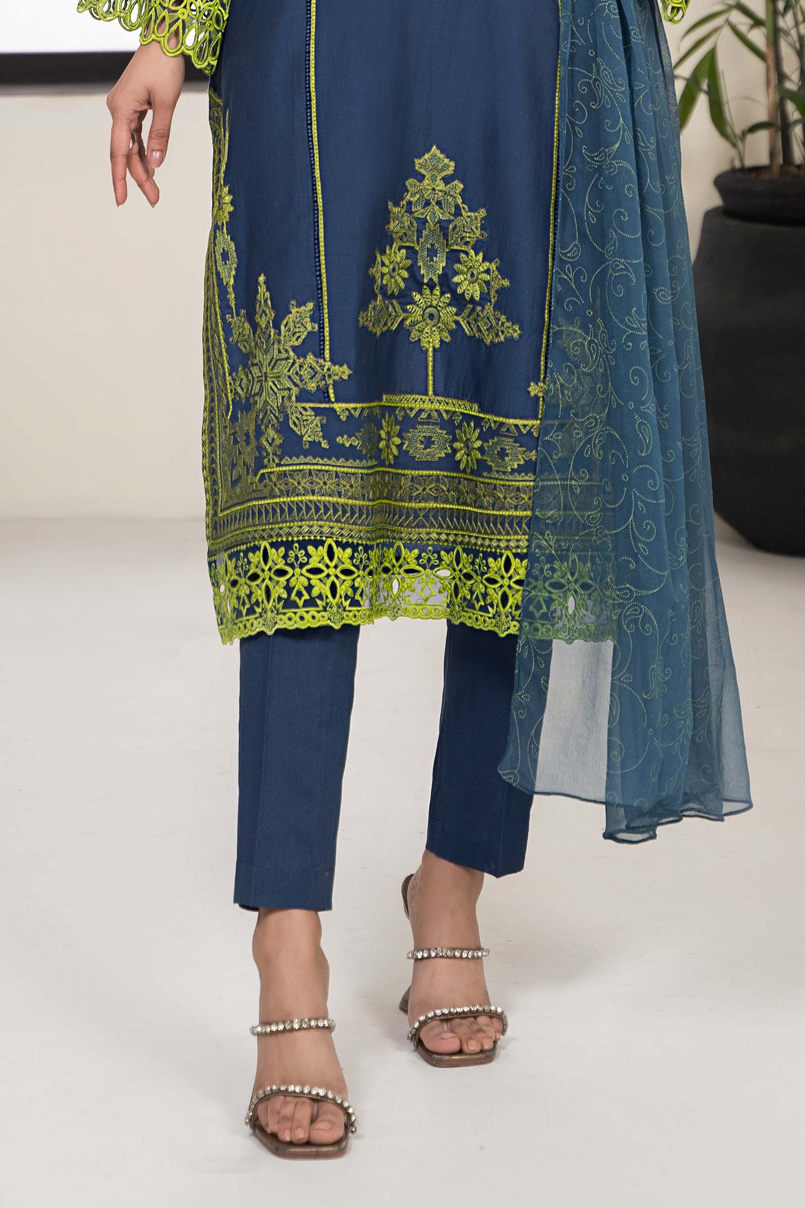 3 Piece Embroidered Lawn Suit - Image 6