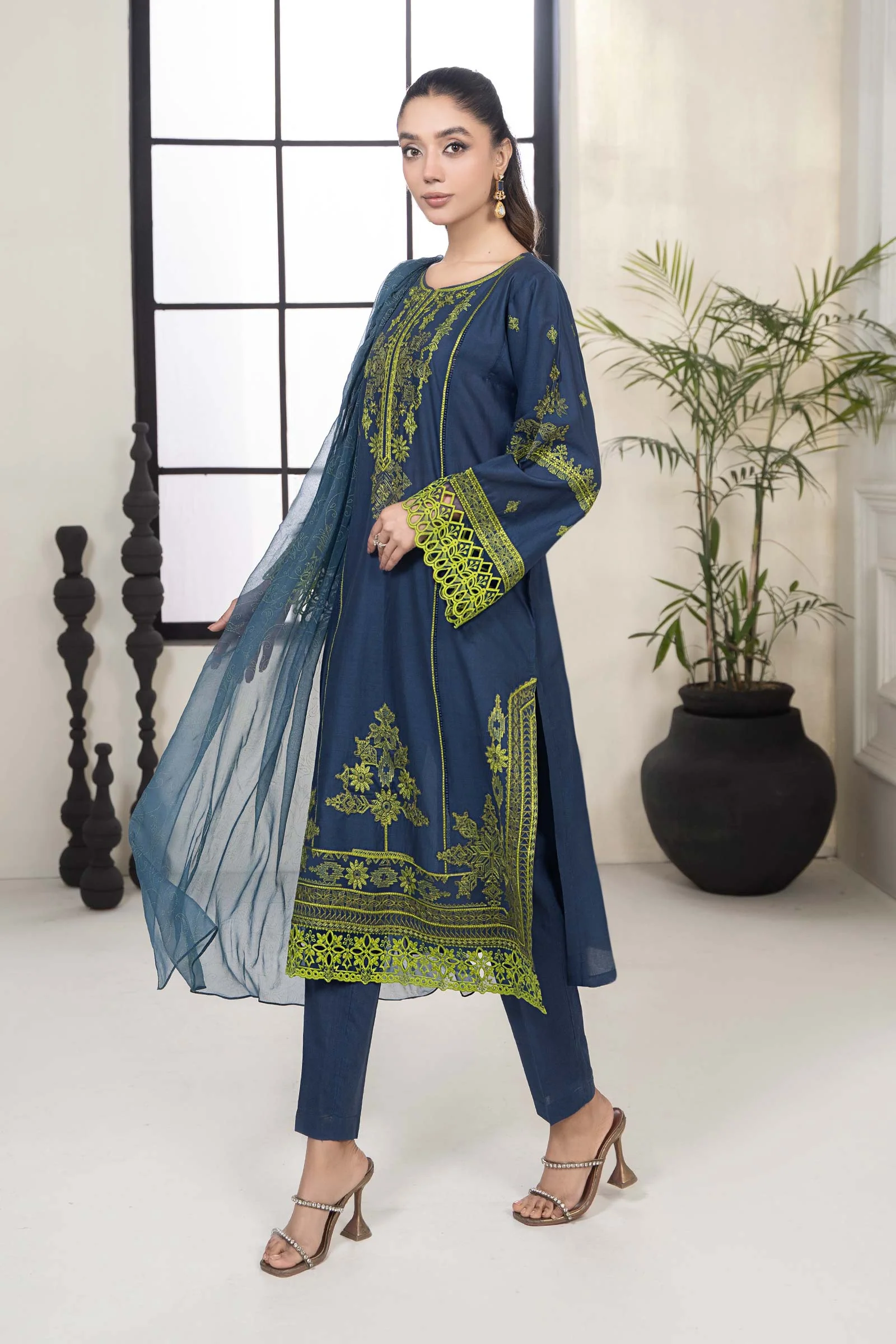 3 Piece Embroidered Lawn Suit - Image 7