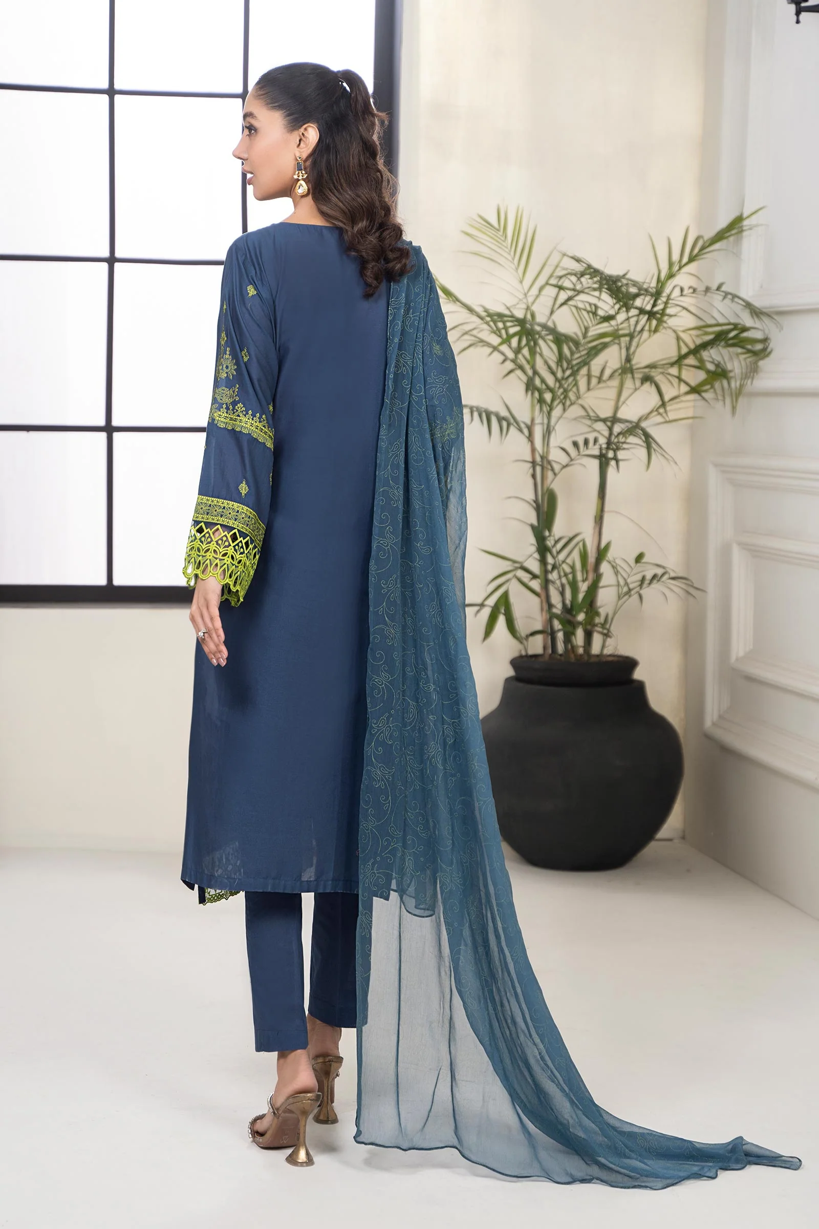 3 Piece Embroidered Lawn Suit - Image 8