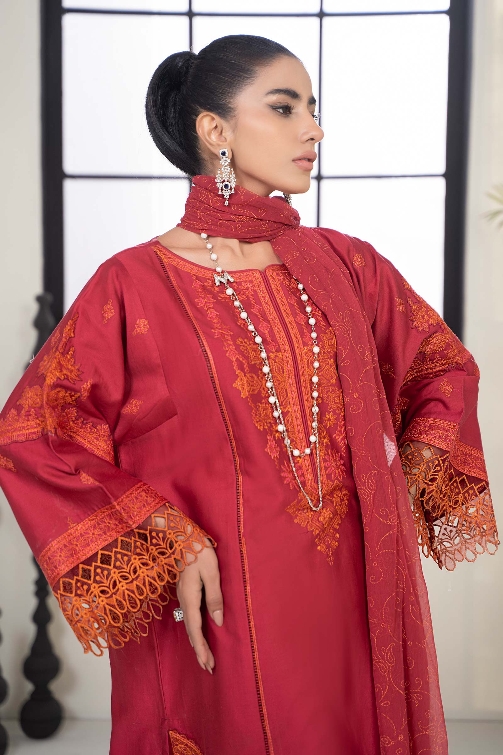 3 Piece Embroidered Lawn Suit - Image 4