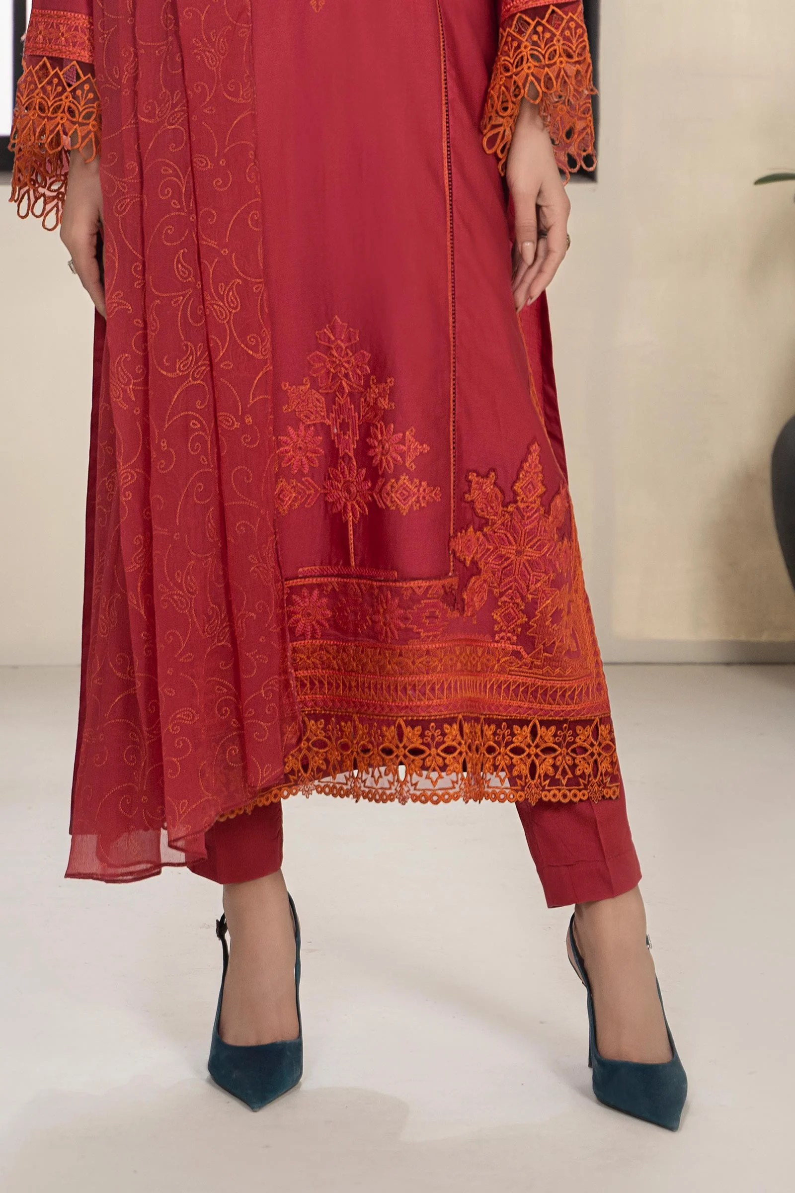 3 Piece Embroidered Lawn Suit - Image 5