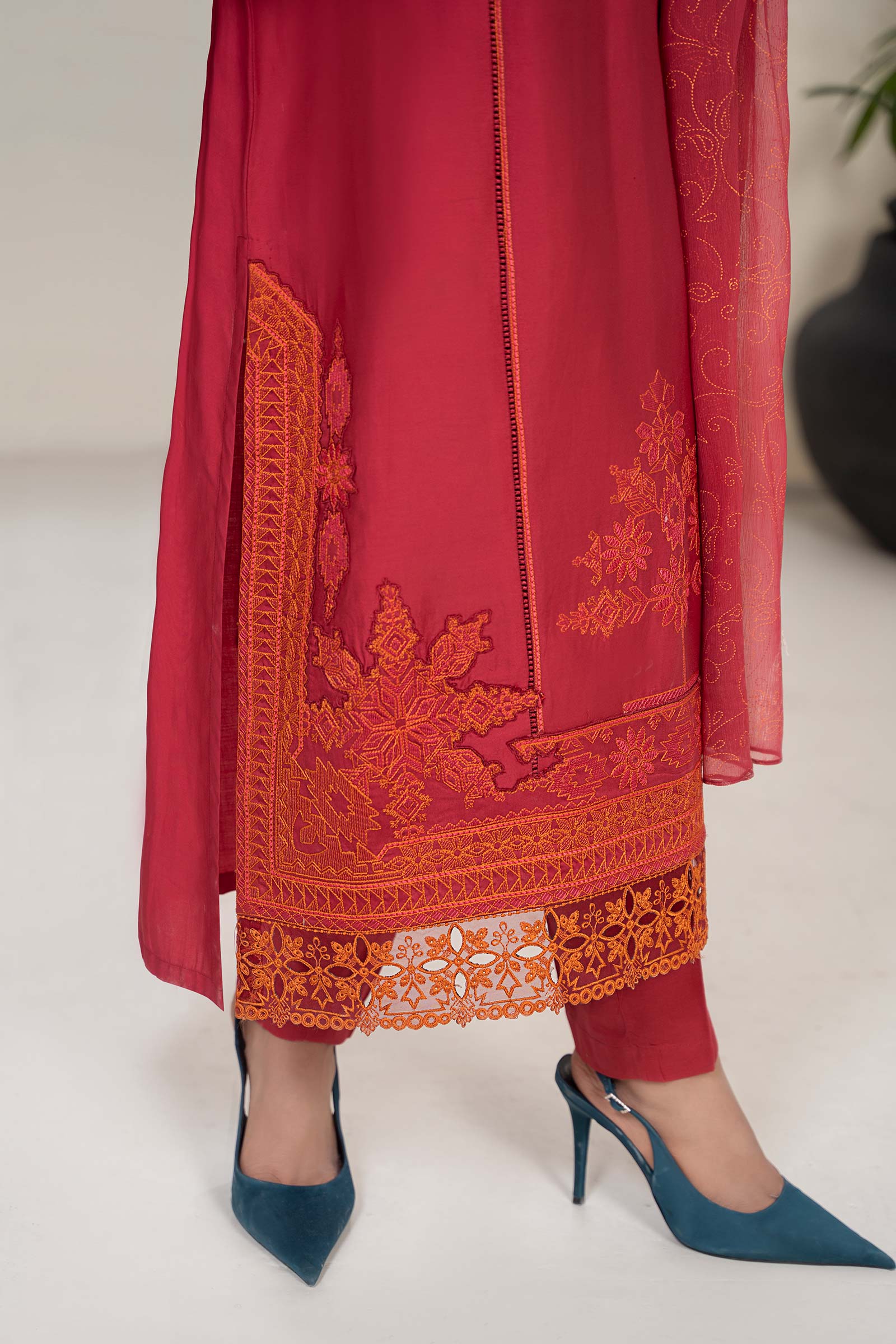 3 Piece Embroidered Lawn Suit - Image 6