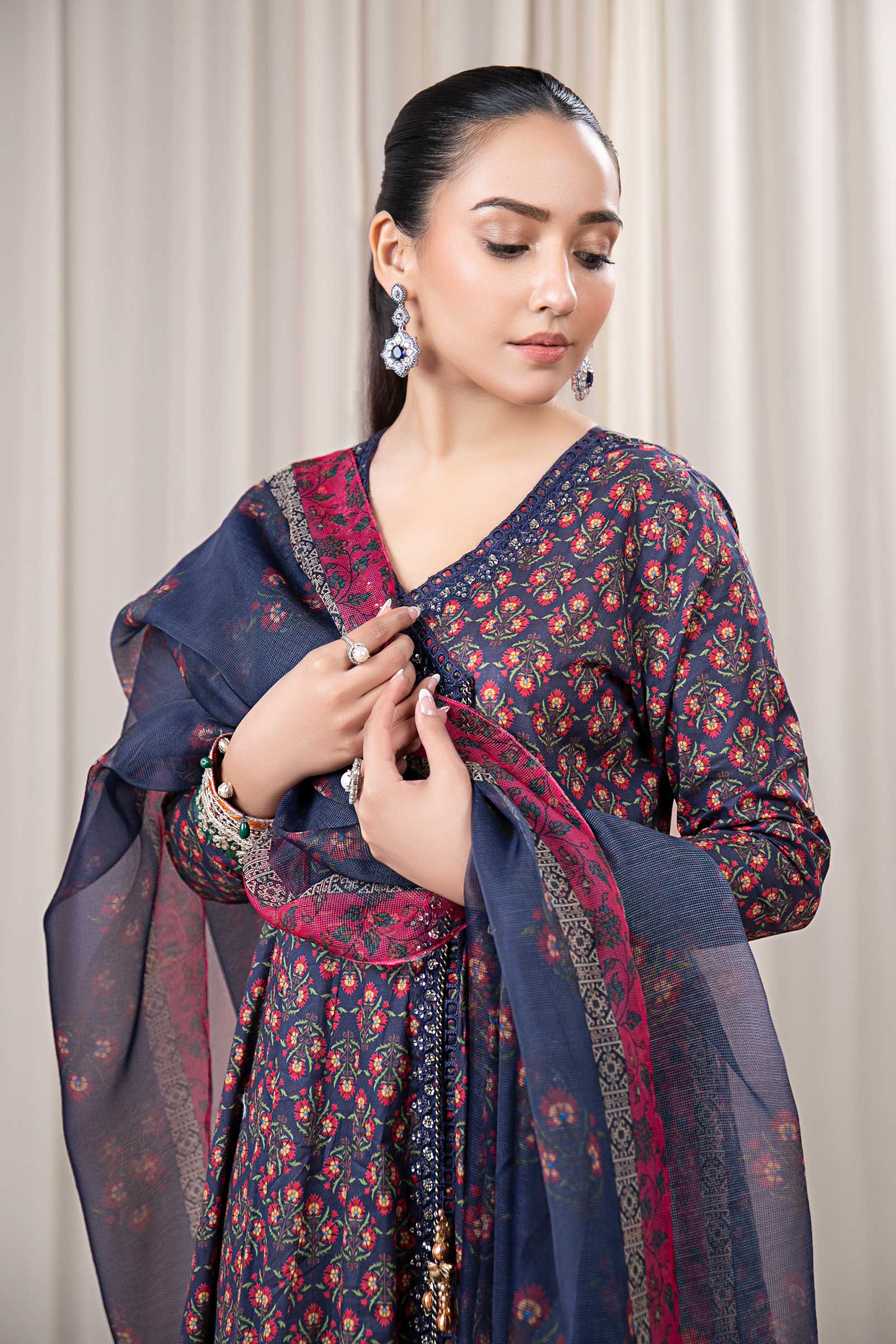 3 Piece Embroidered Lawn Suit - Image 2