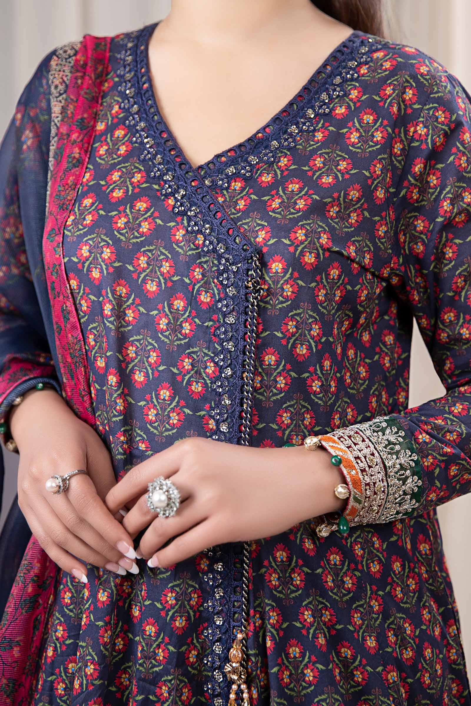 3 Piece Embroidered Lawn Suit - Image 4