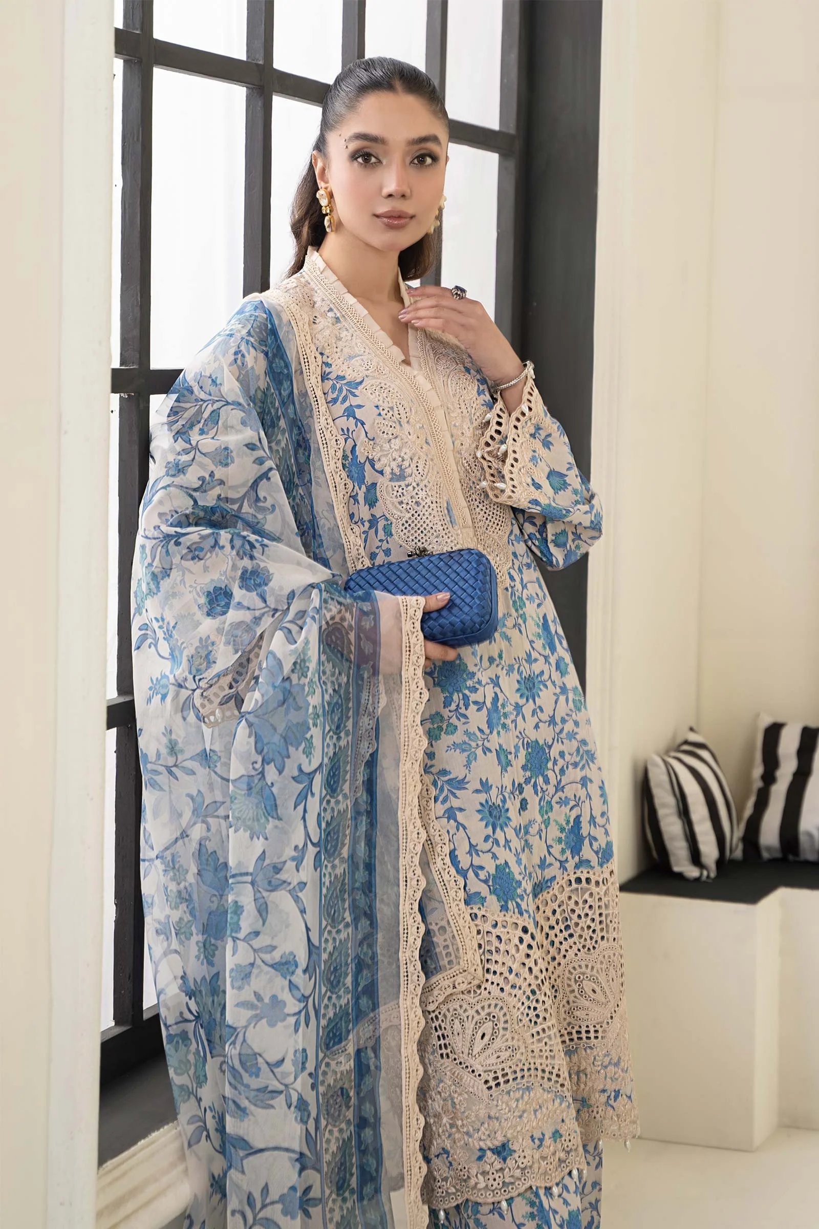 3 Piece Embroidered Lawn Suit - Image 2