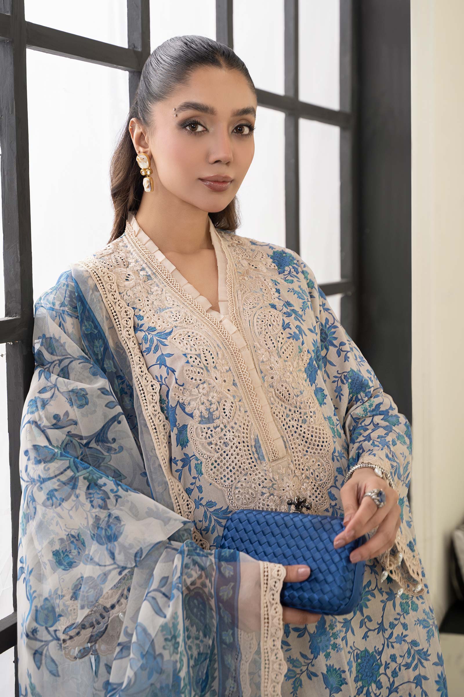 3 Piece Embroidered Lawn Suit - Image 4