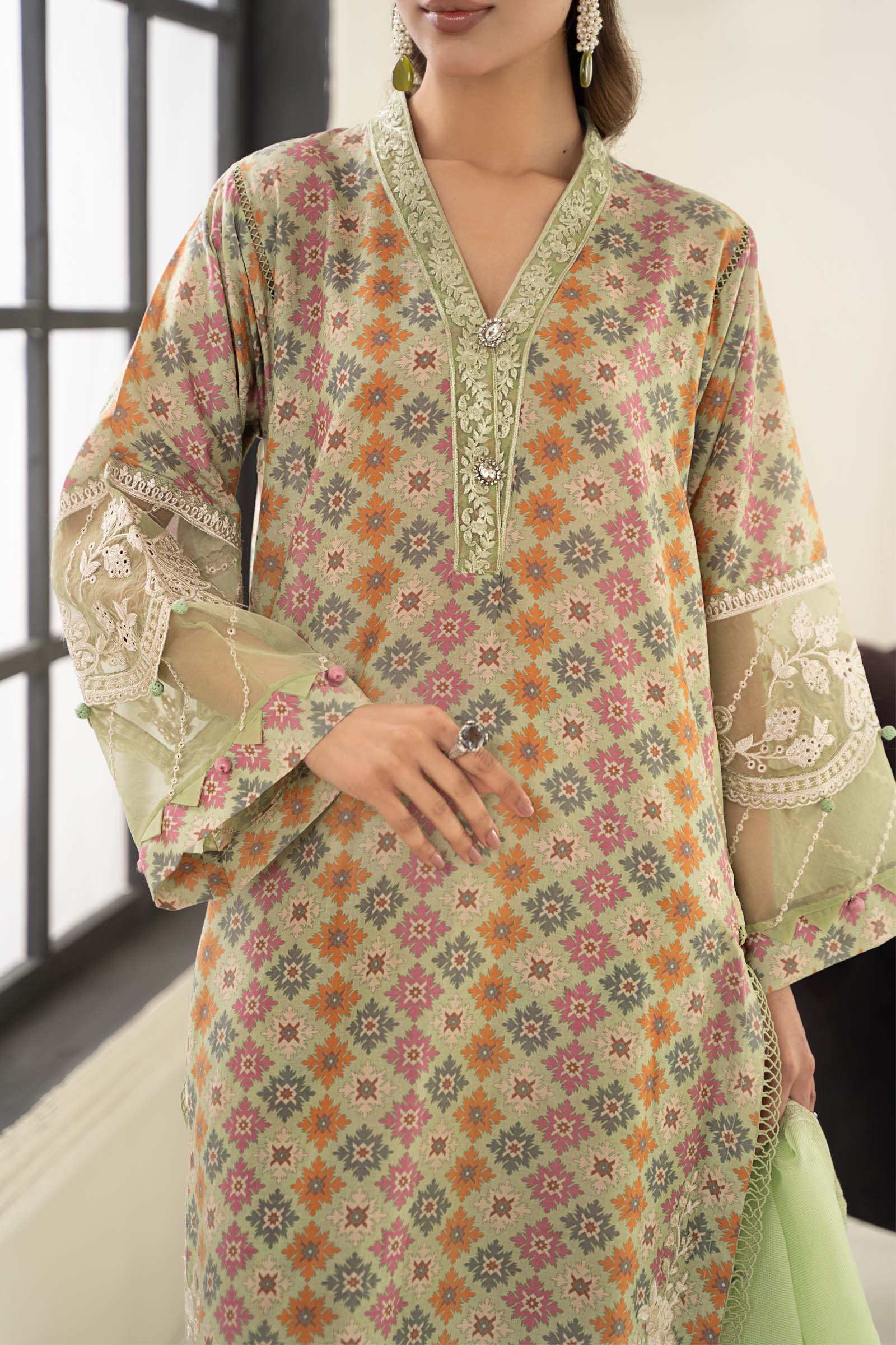 3 Piece Embroidered Lawn Suit - Image 3