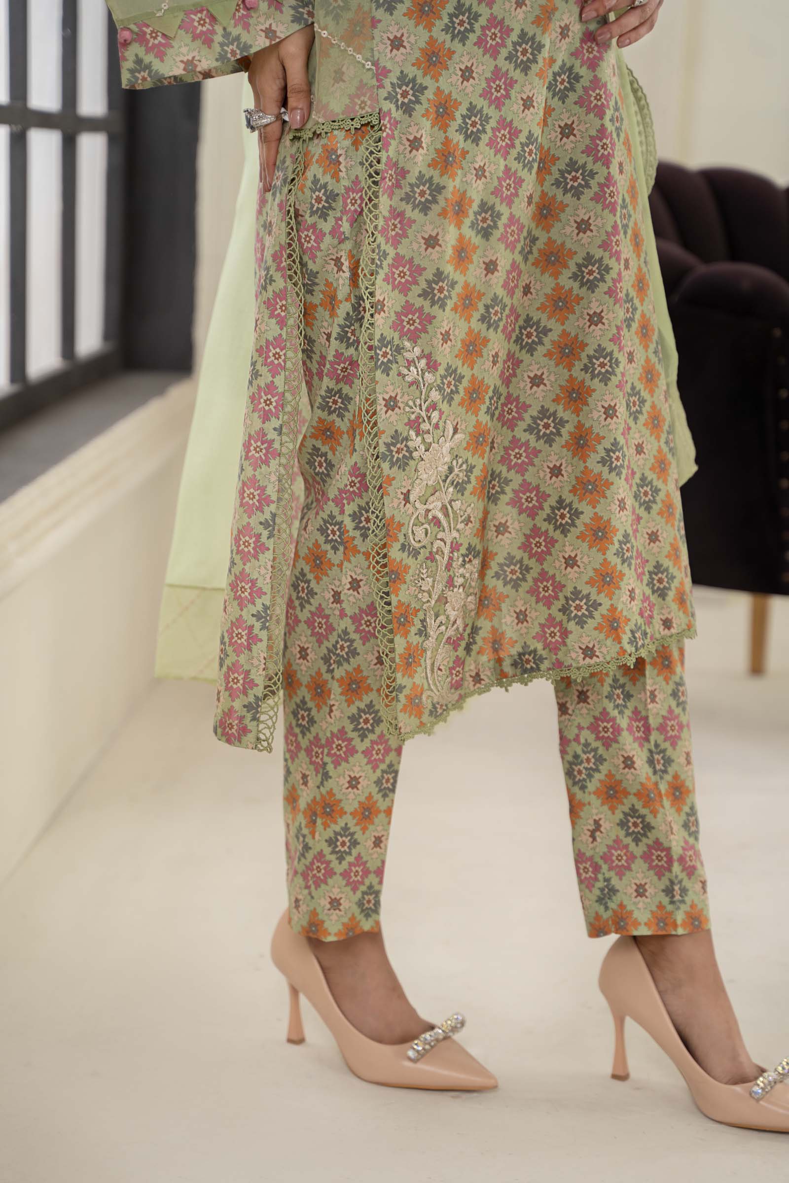 3 Piece Embroidered Lawn Suit - Image 4