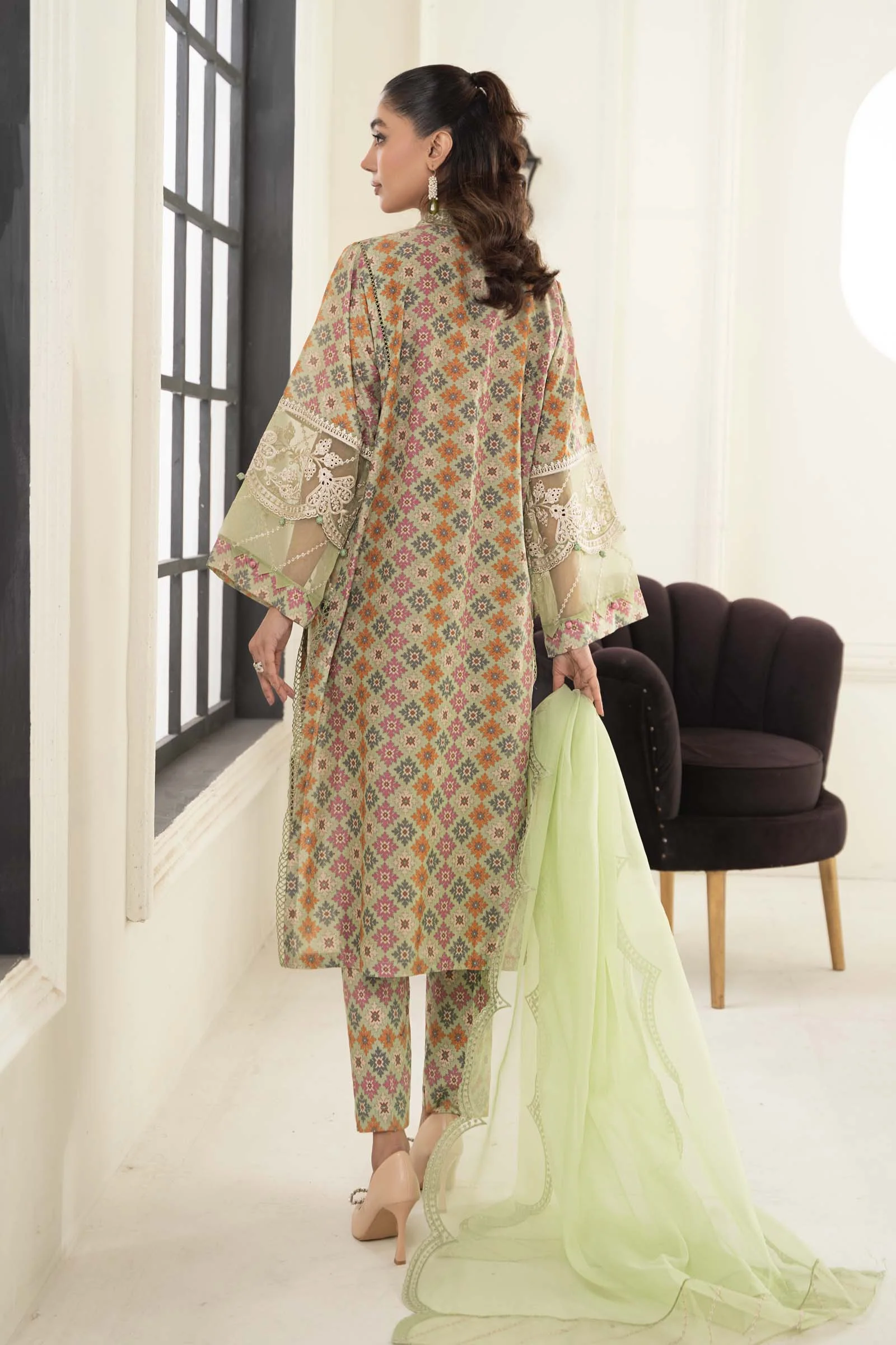 3 Piece Embroidered Lawn Suit - Image 6