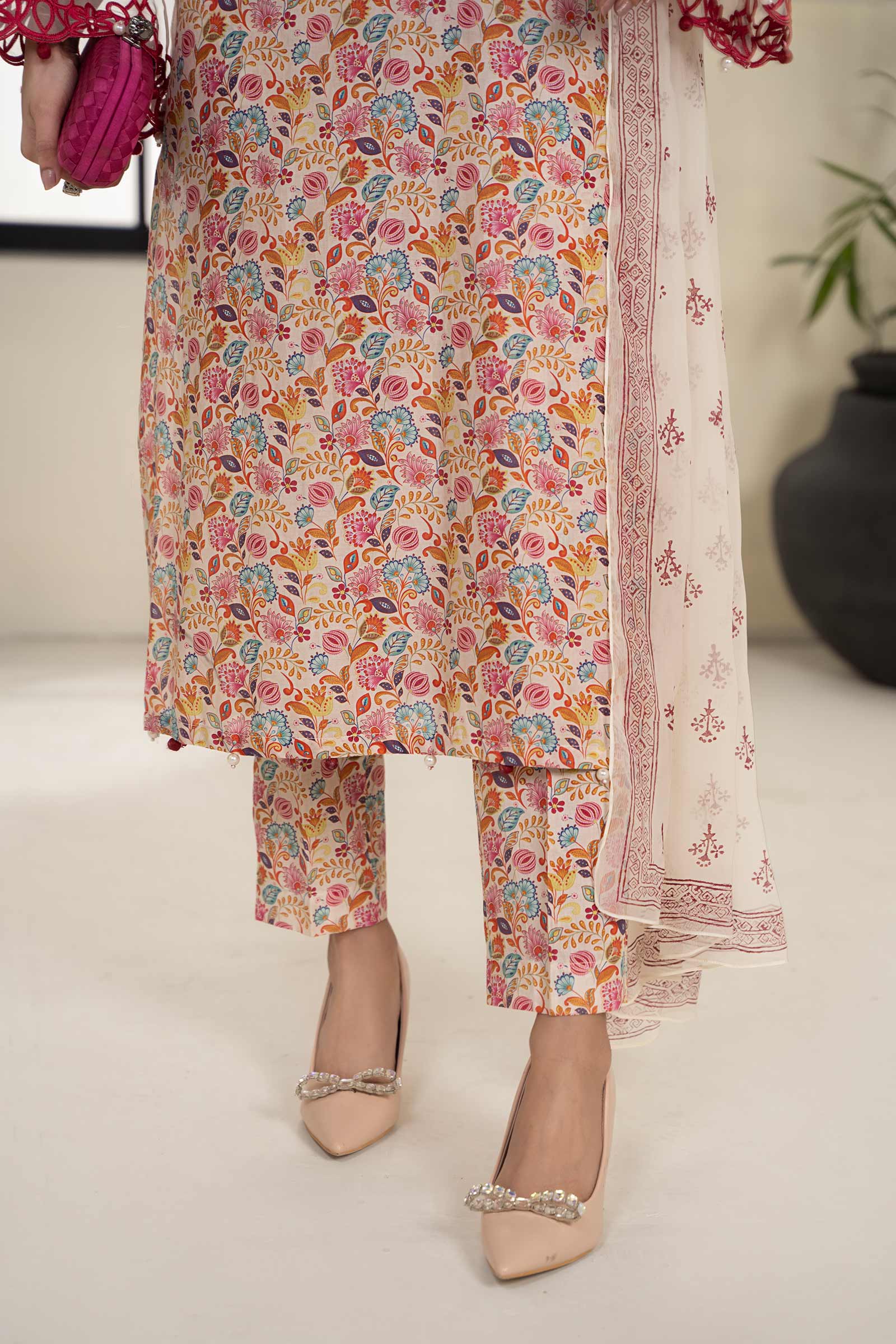 3 Piece Embroidered Lawn Suit - Image 4