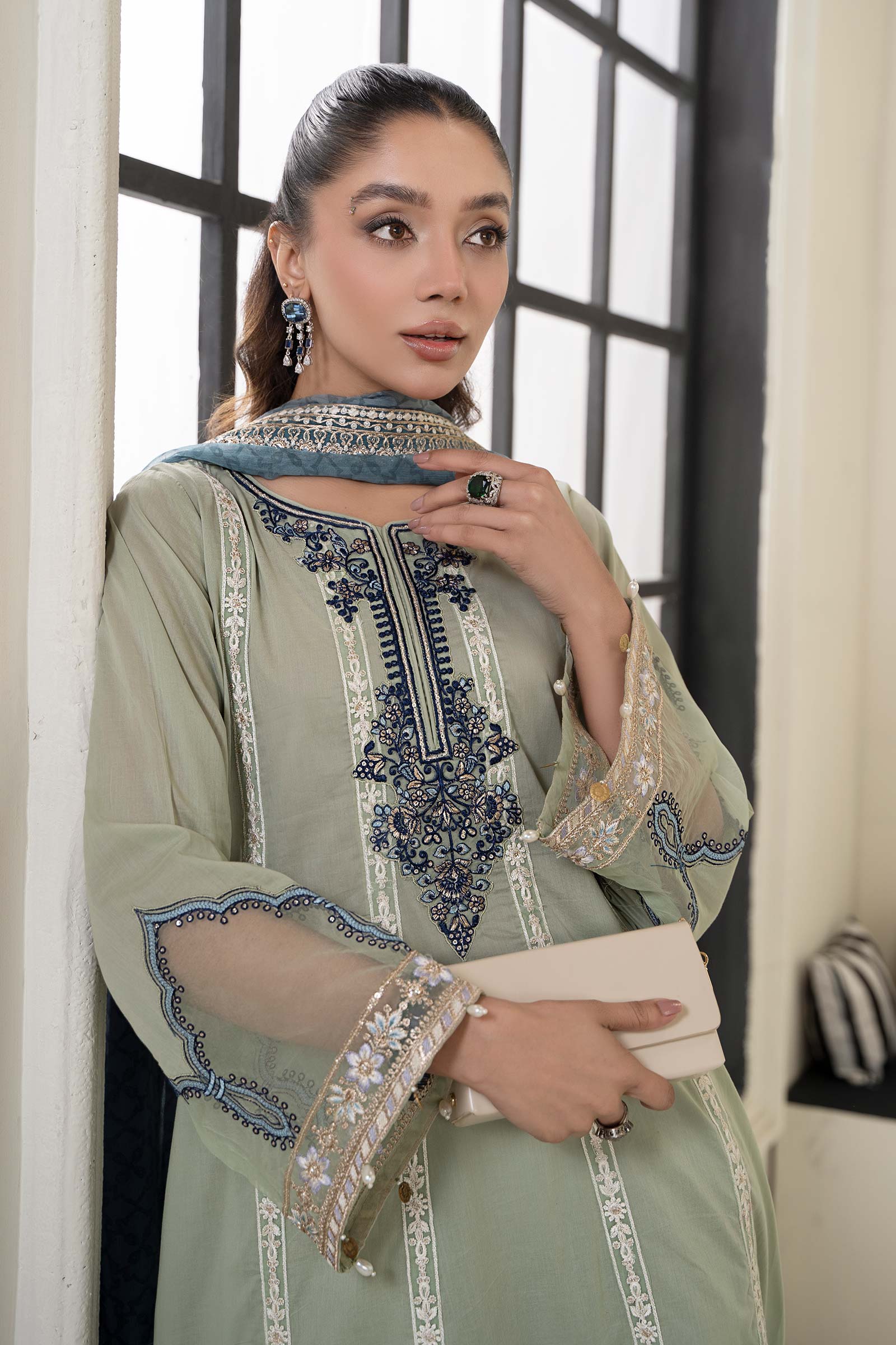3 Piece Embroidered Lawn Suit - Image 3