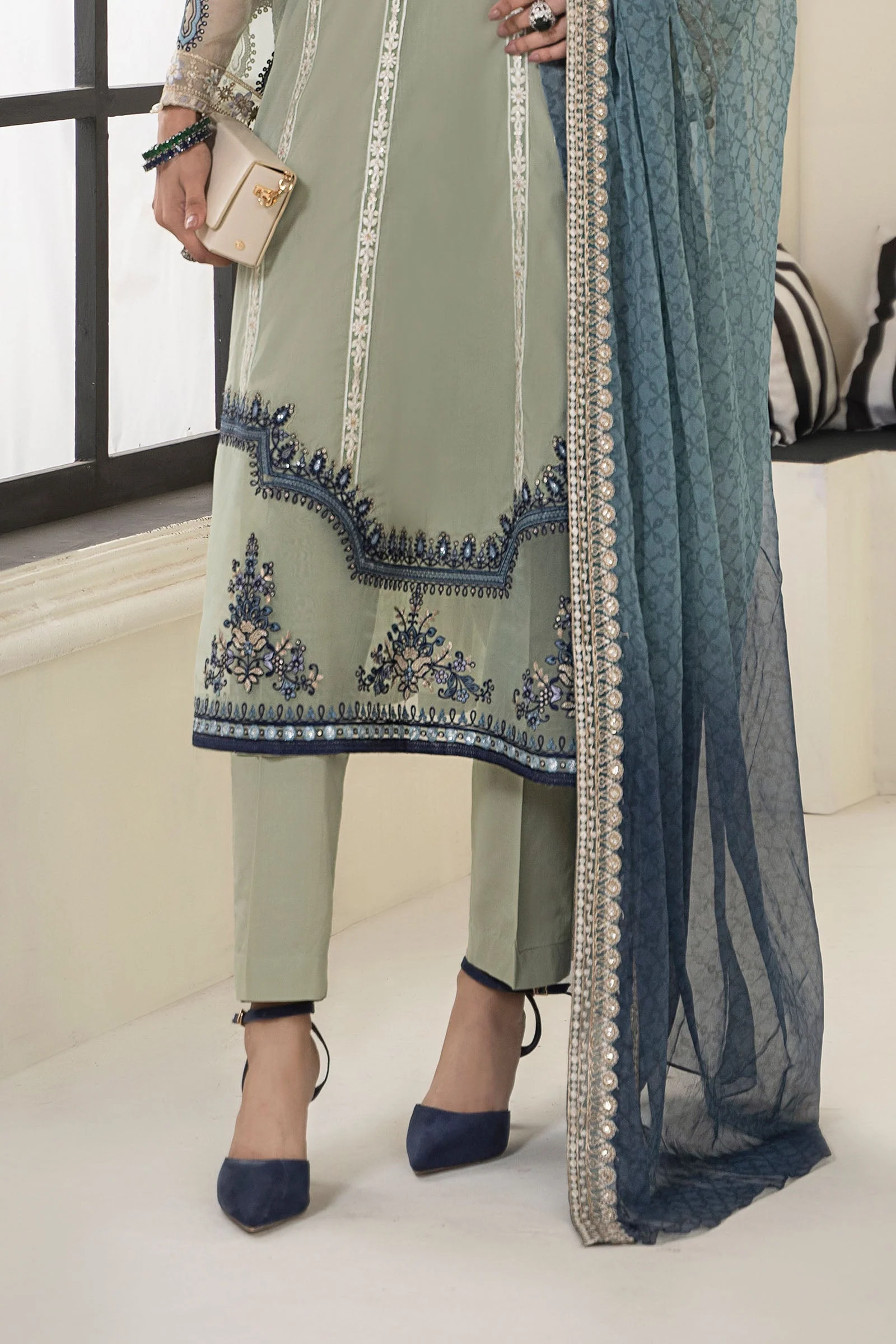 3 Piece Embroidered Lawn Suit - Image 4