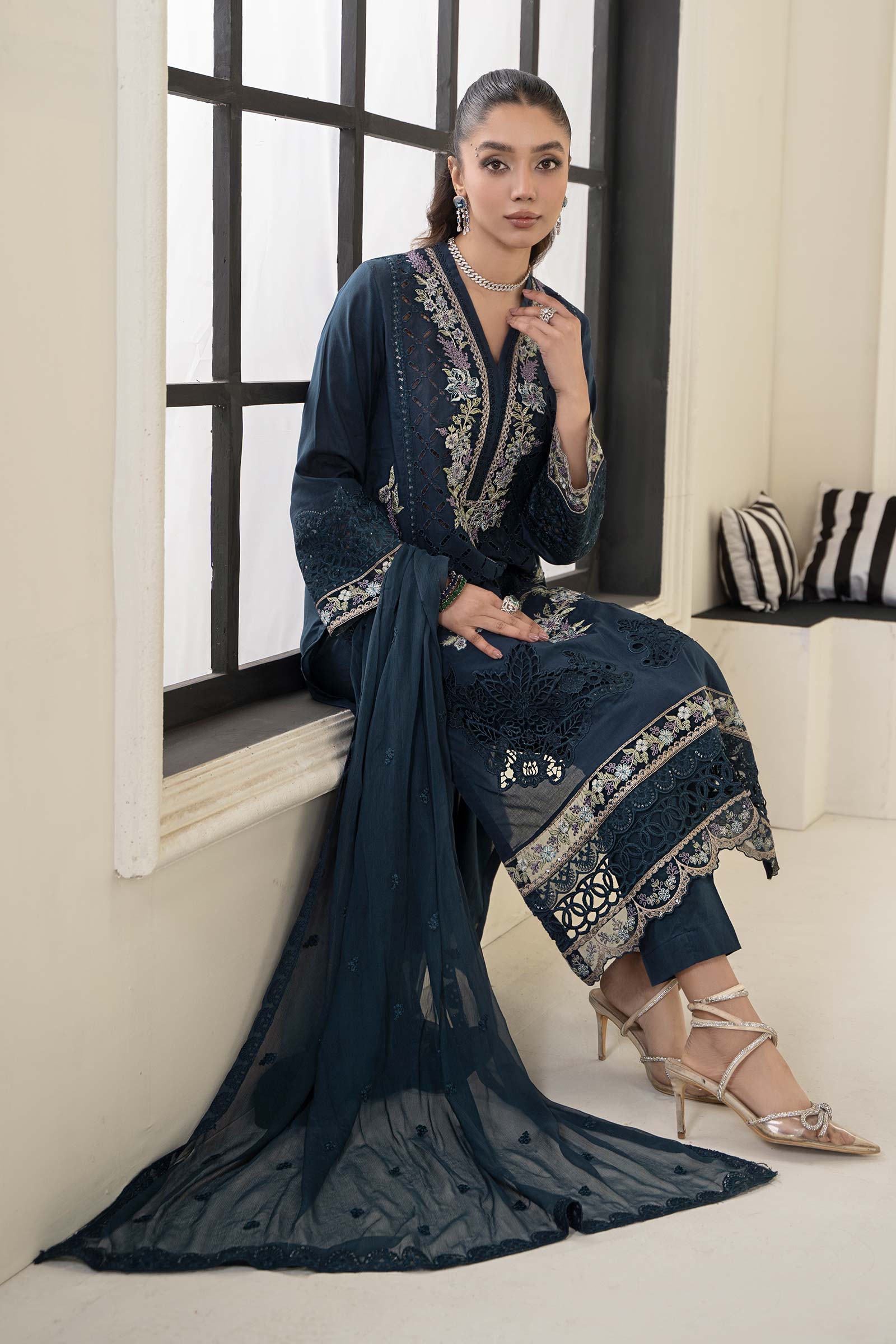 3 Piece Embroidered Lawn Suit - Image 2