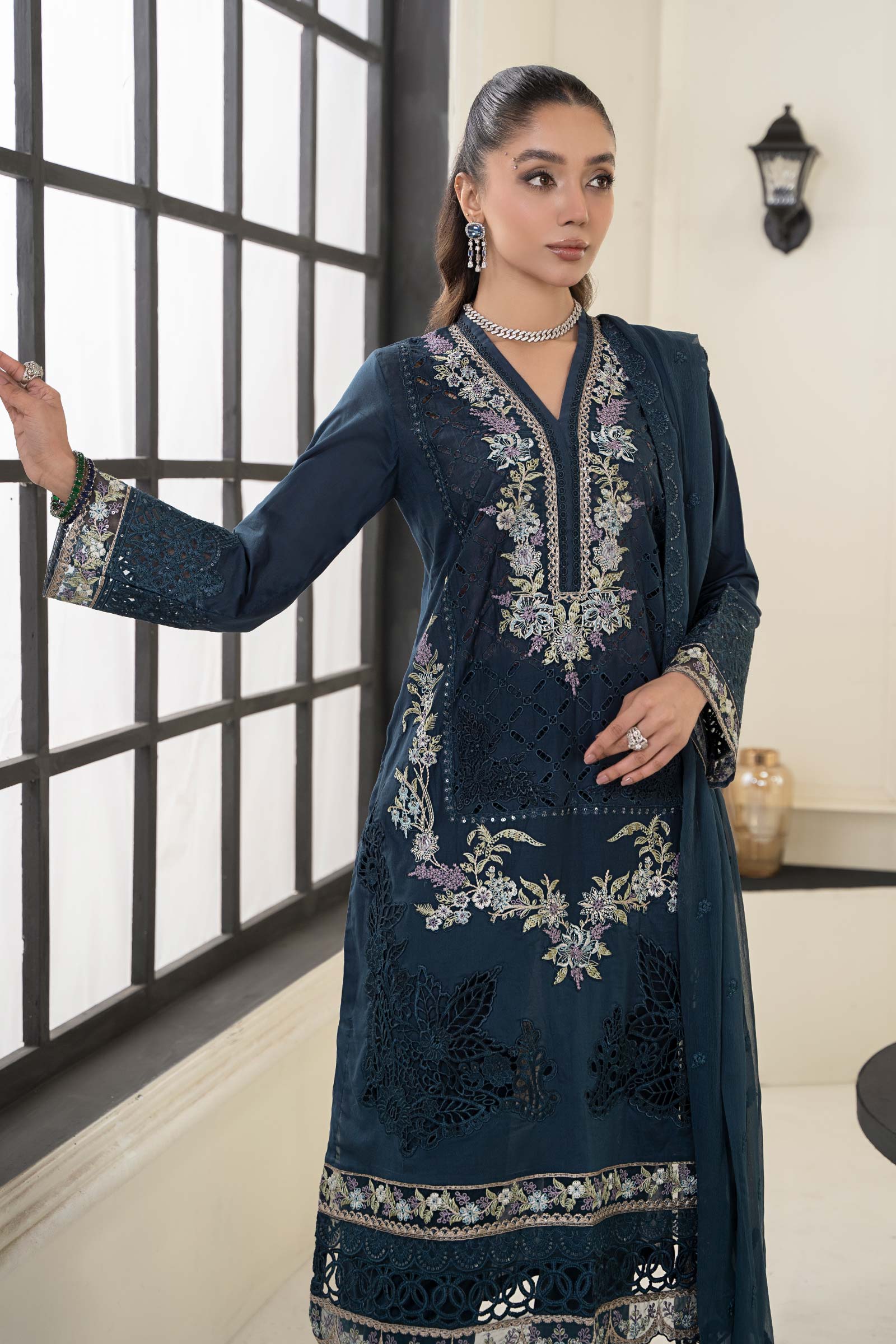 3 Piece Embroidered Lawn Suit - Image 3