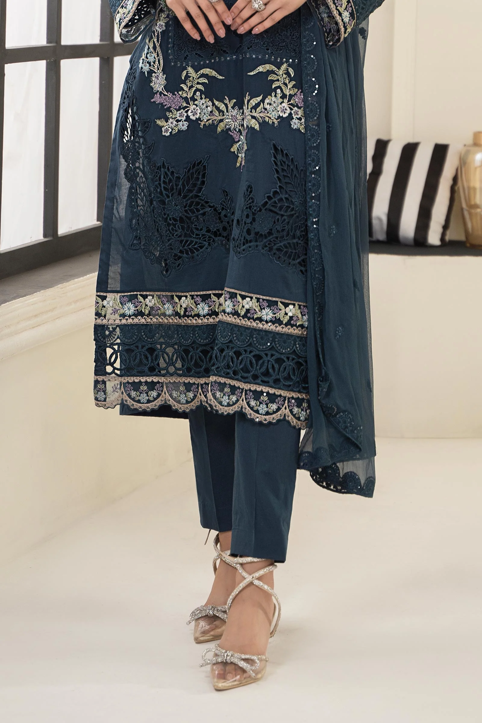 3 Piece Embroidered Lawn Suit - Image 4