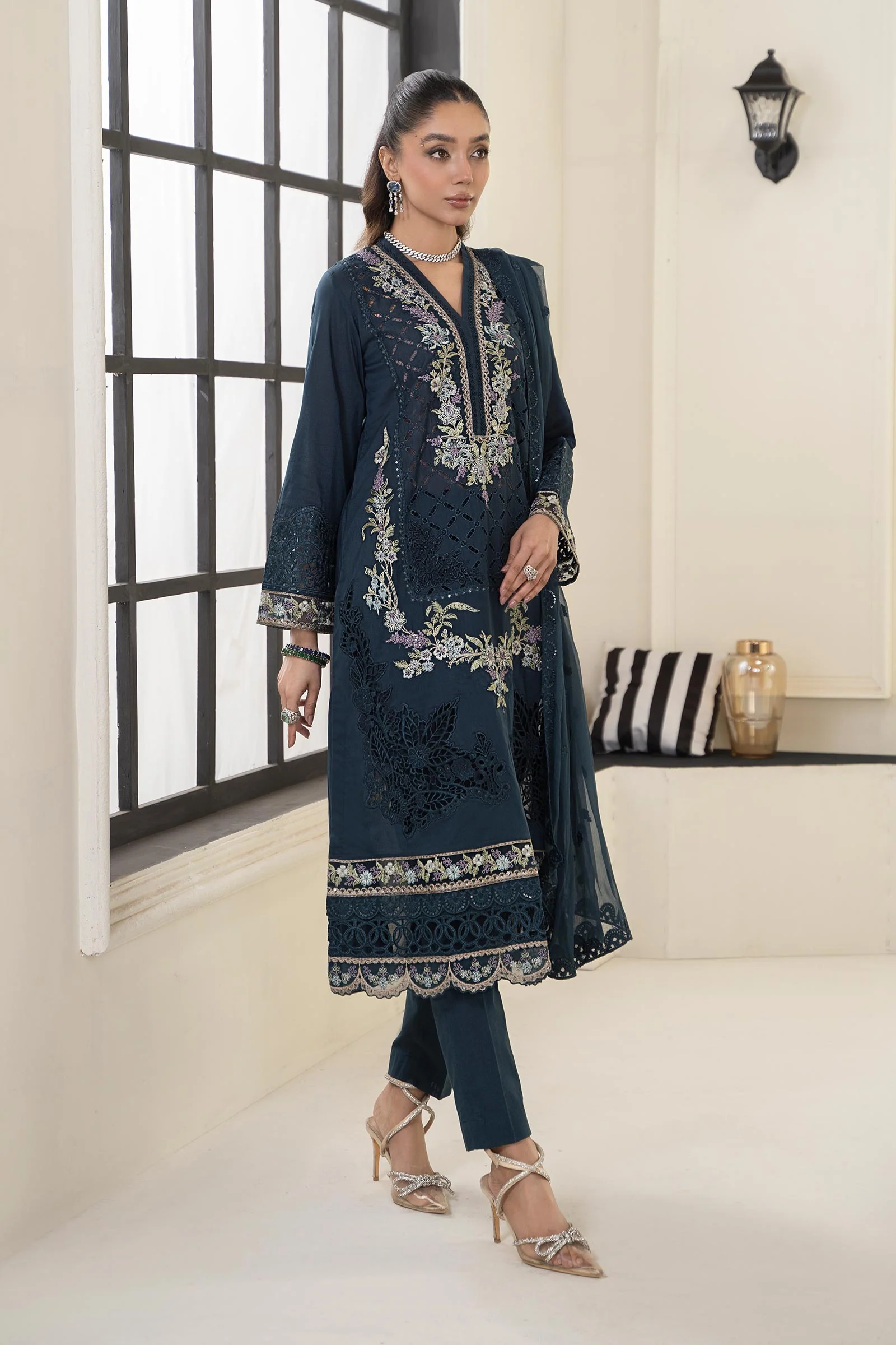 3 Piece Embroidered Lawn Suit - Image 6